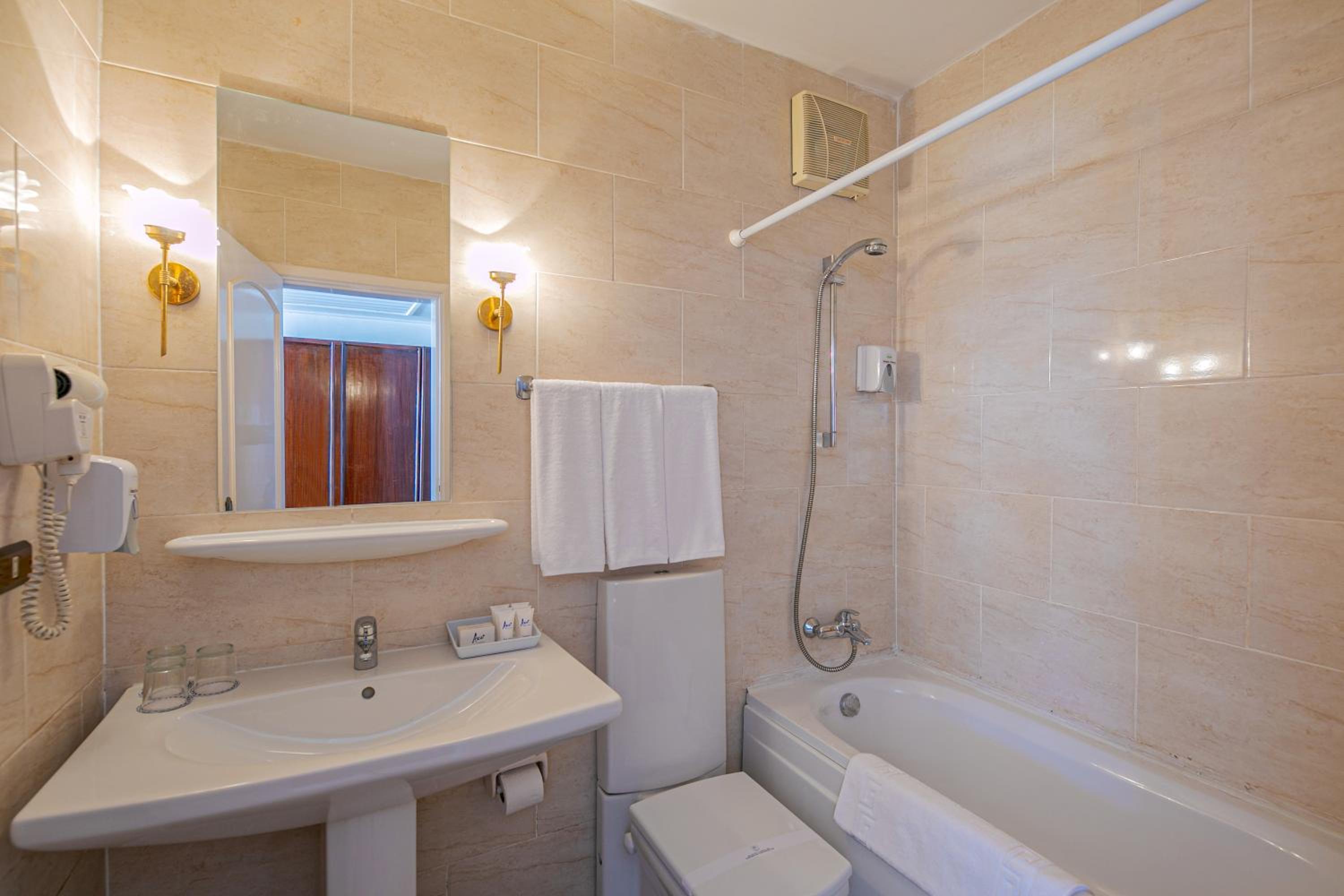 Standard Triple Room - Photo 3