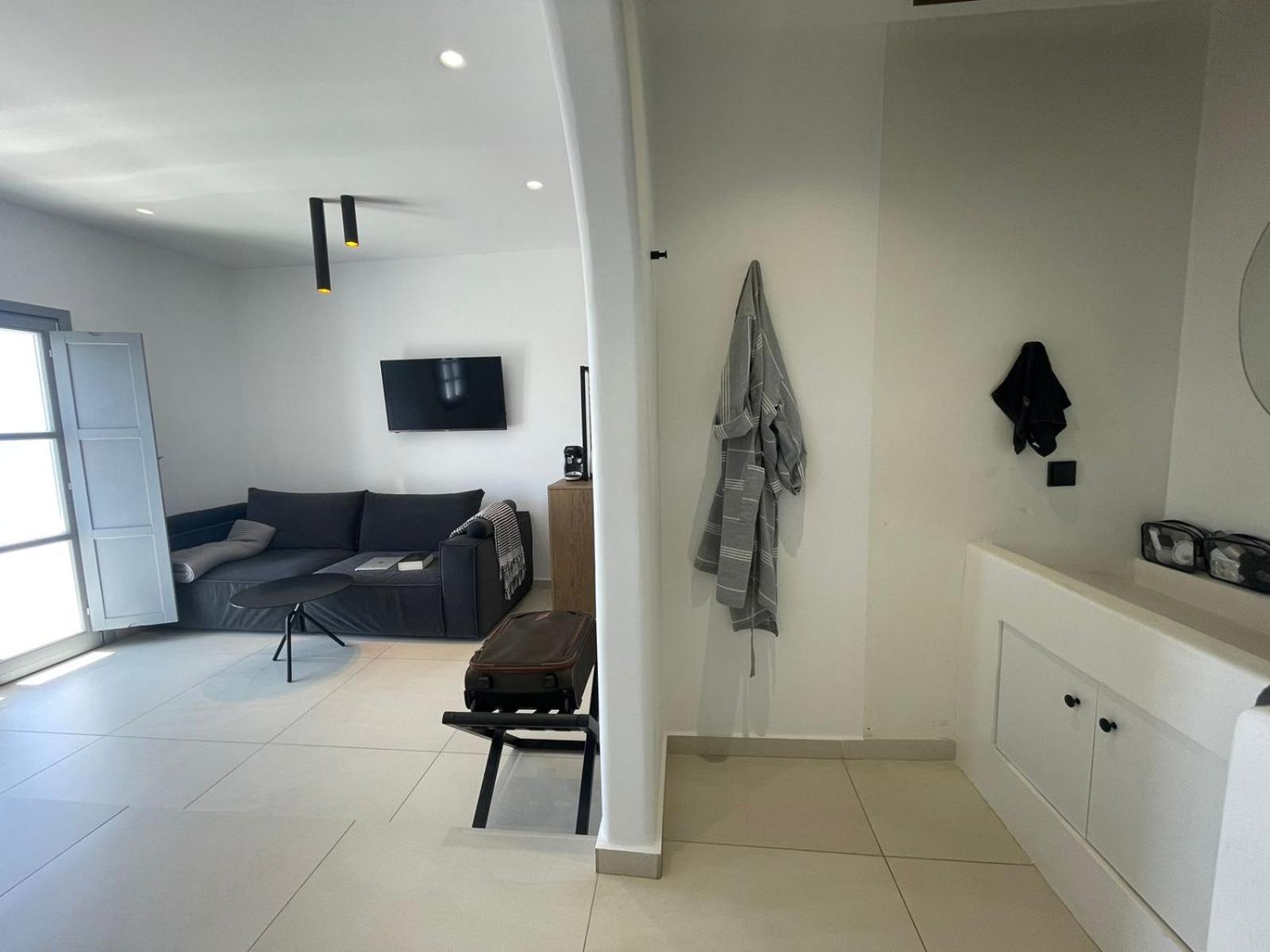 Superior Suite with Sea View - Photo 12