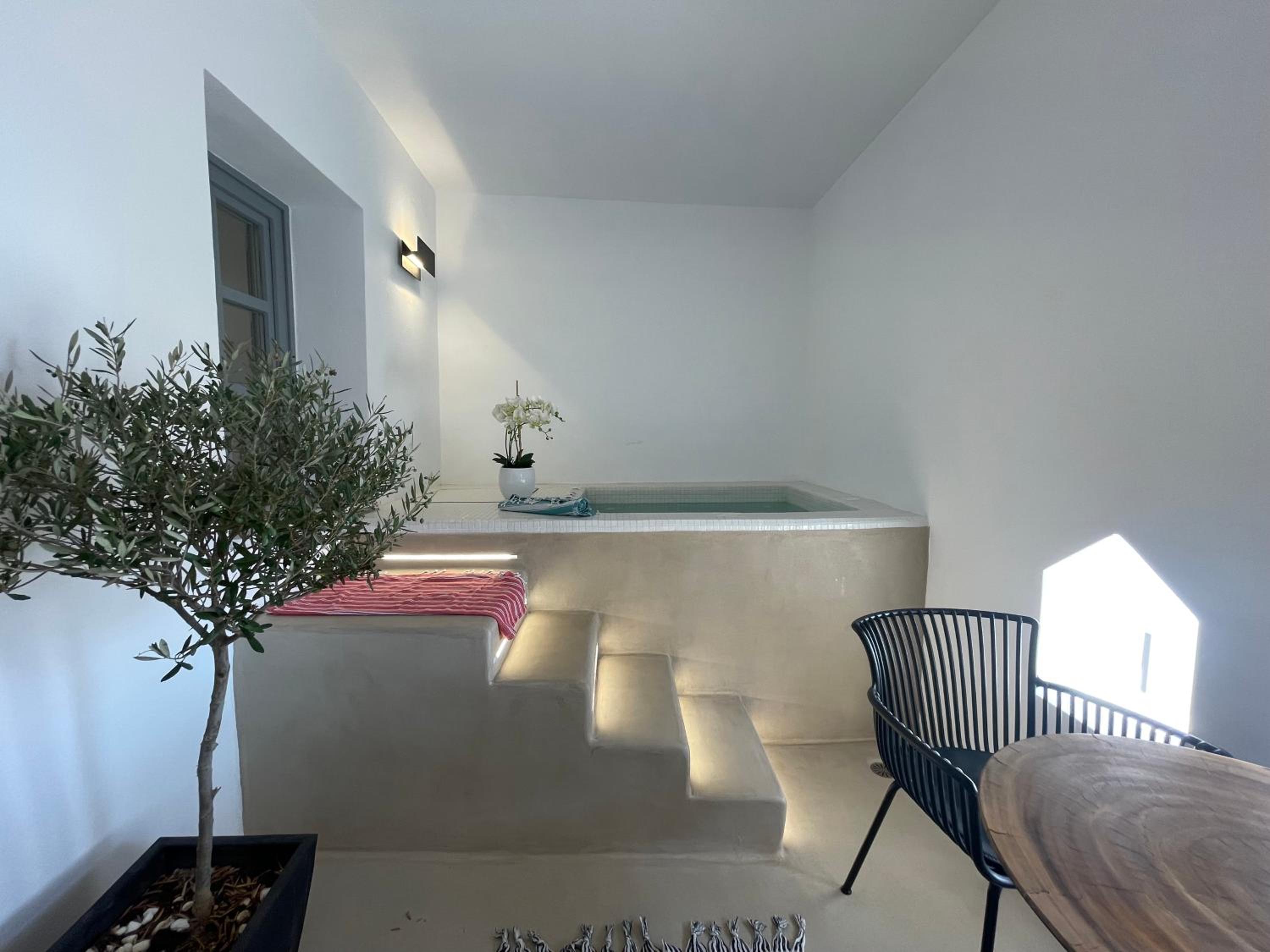 Deluxe Suite with Indoor Jacuzzi - Photo 18
