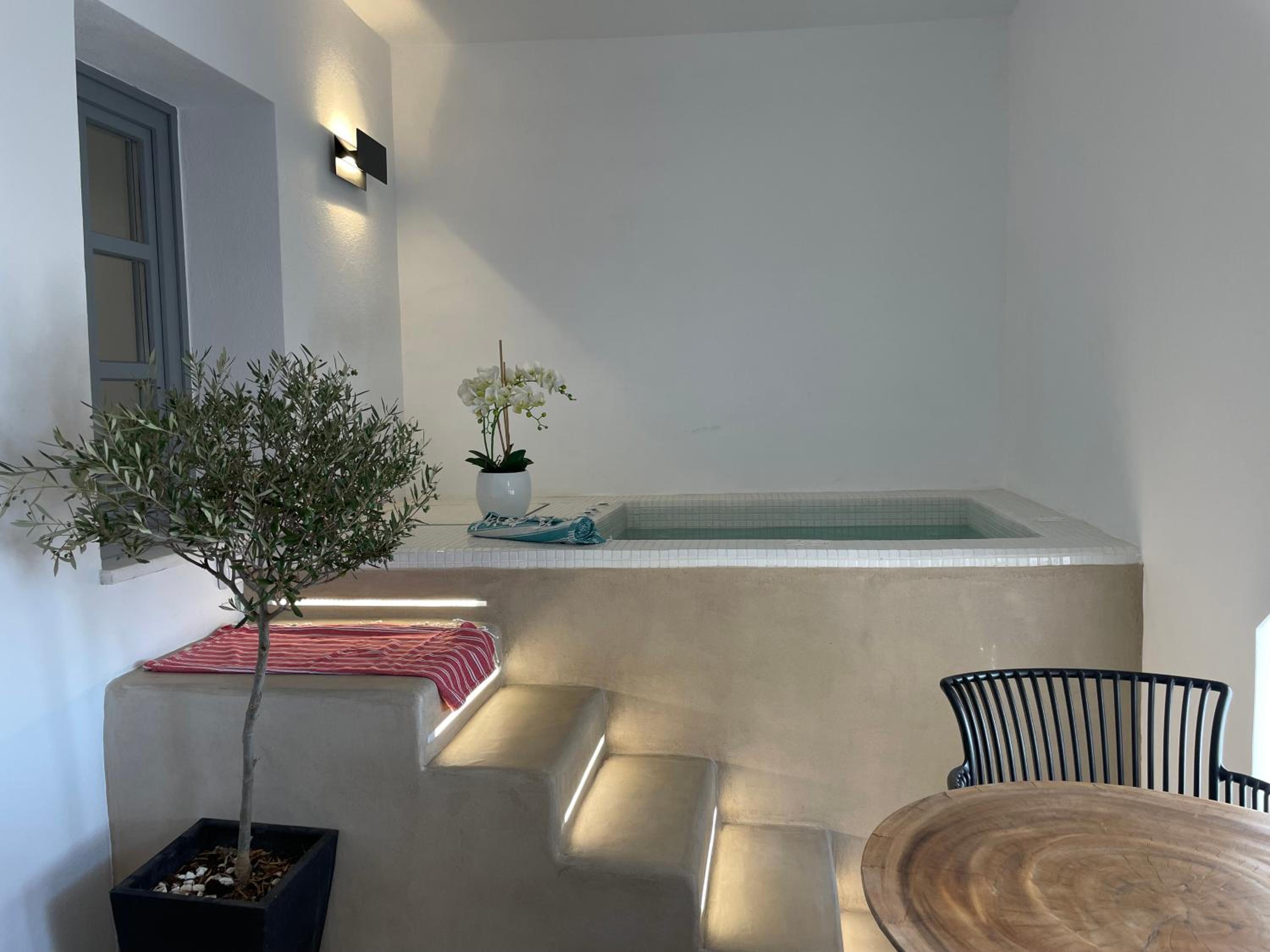 Deluxe Suite with Indoor Jacuzzi - Photo 9
