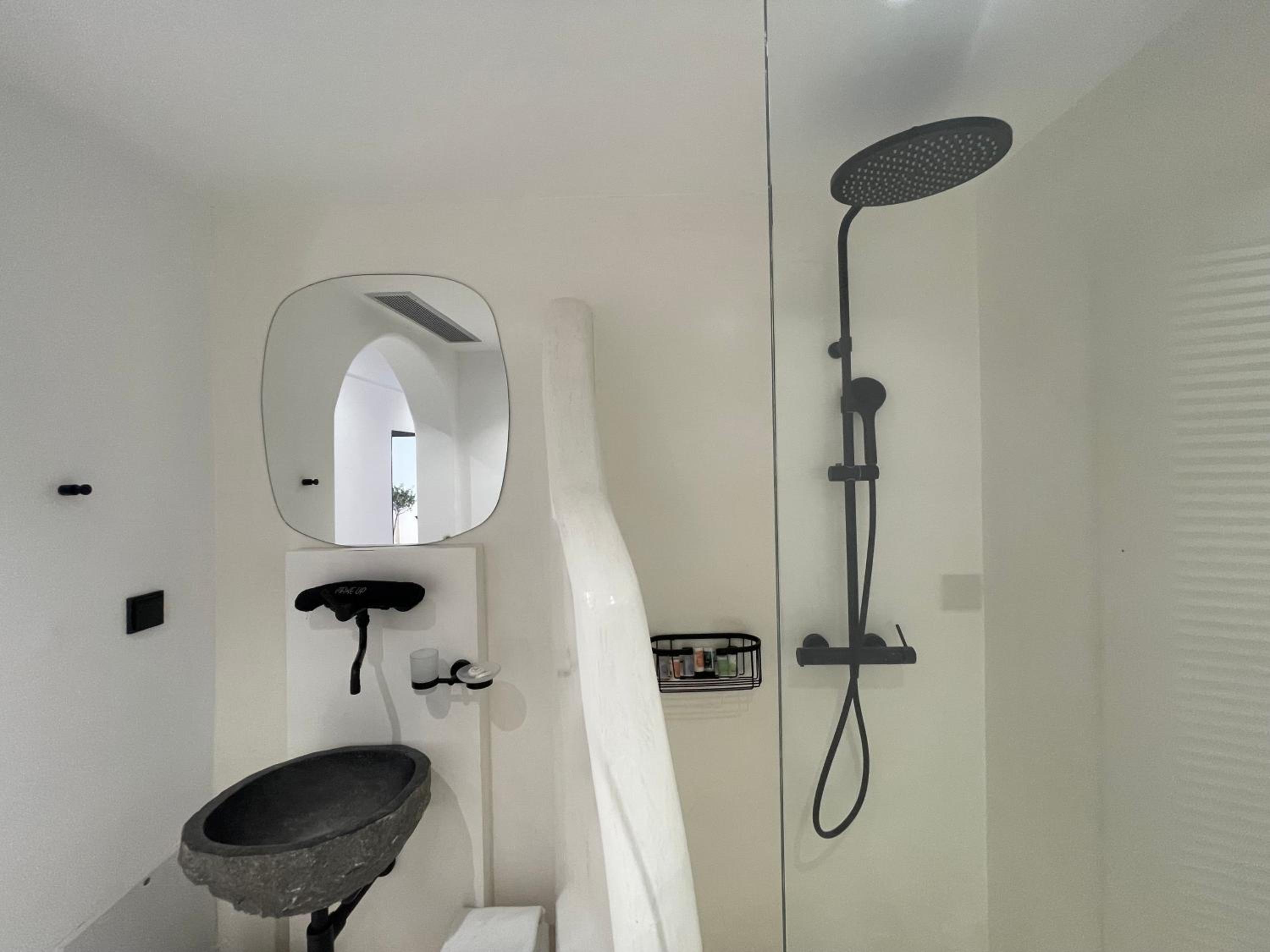 Deluxe Suite with Indoor Jacuzzi - Photo 12