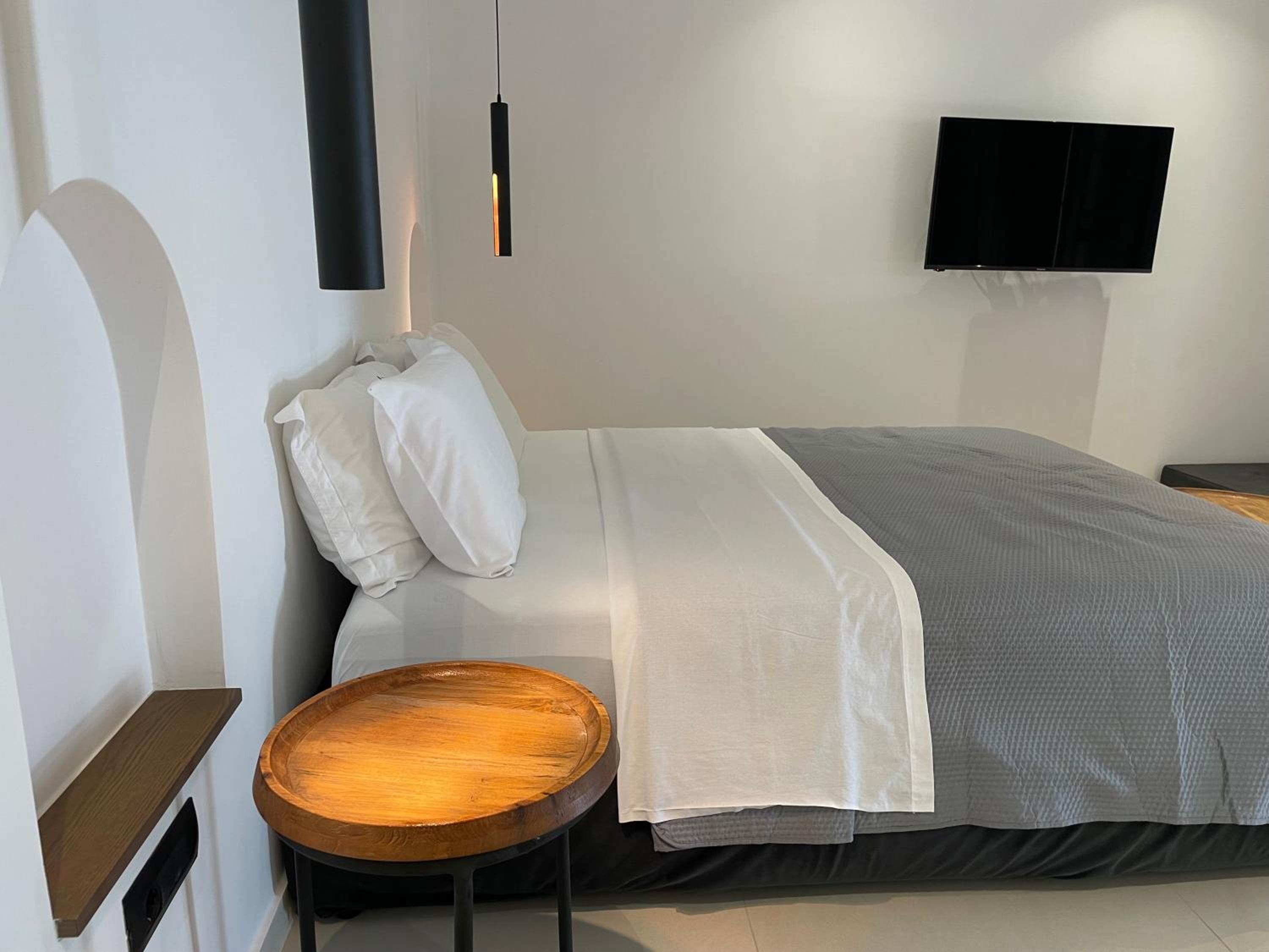 Deluxe Suite with Indoor Jacuzzi - Photo 23