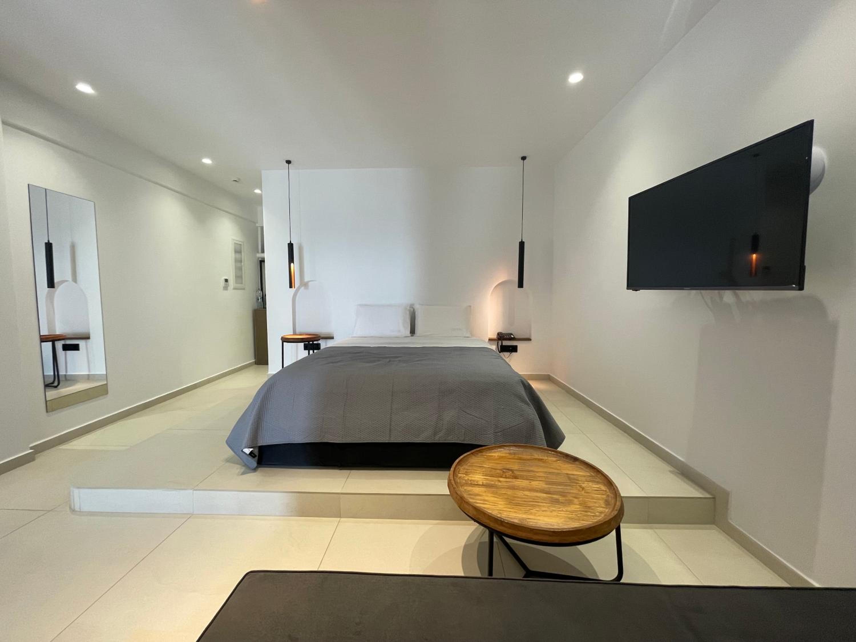 Deluxe Suite with Indoor Jacuzzi - Photo 1