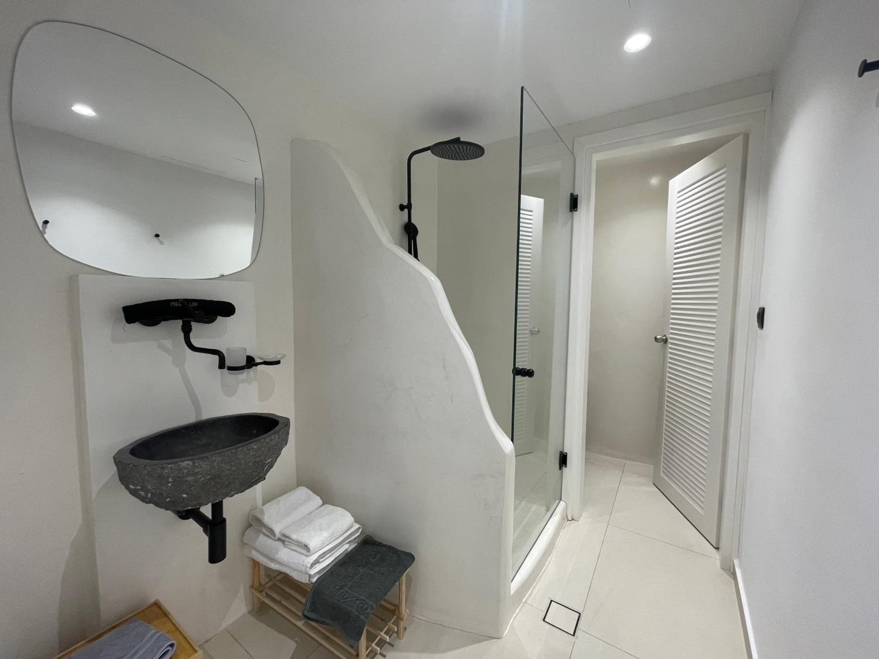 Deluxe Suite with Indoor Jacuzzi - Photo 17