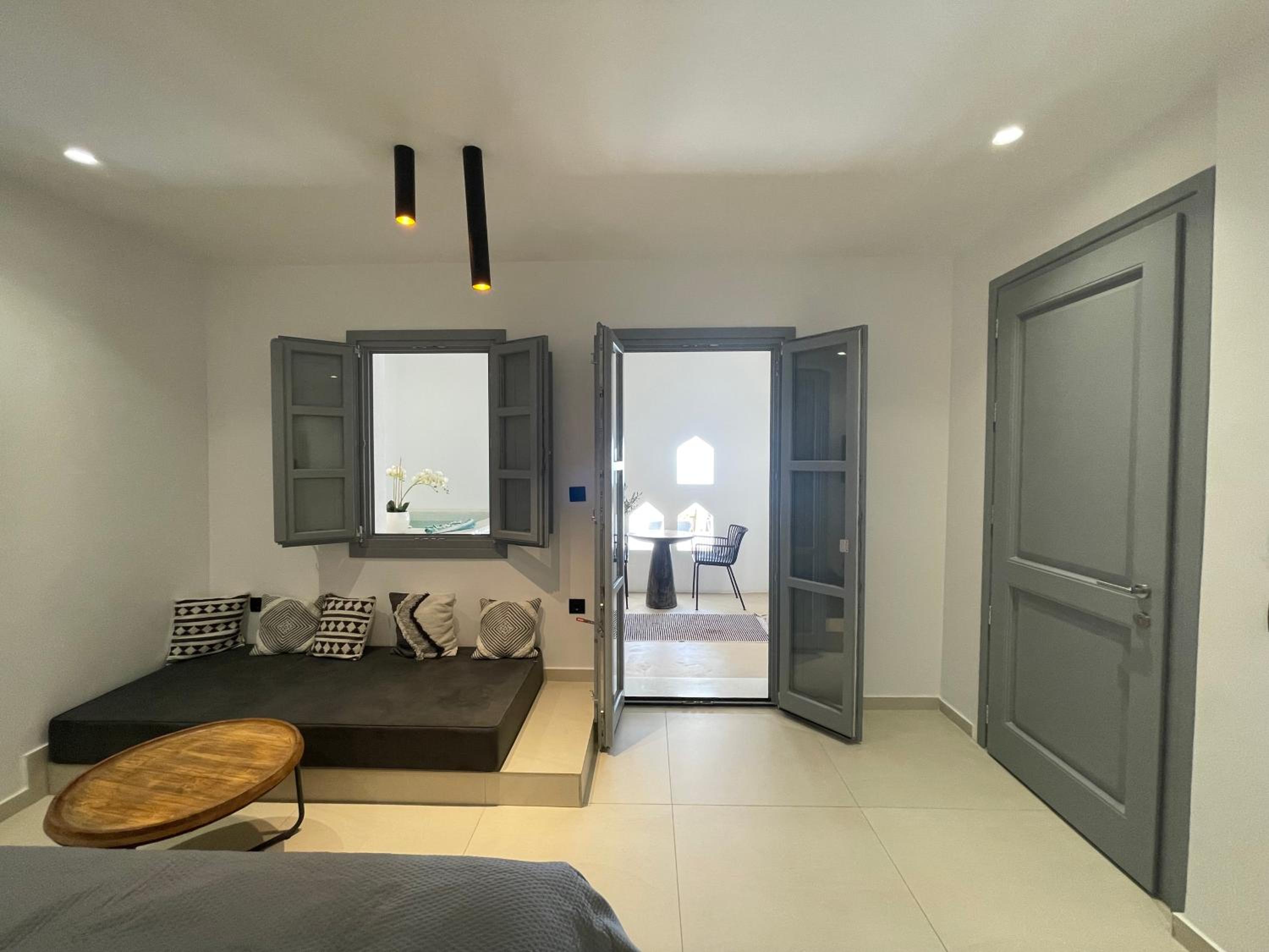Deluxe Suite with Indoor Jacuzzi - Photo 15