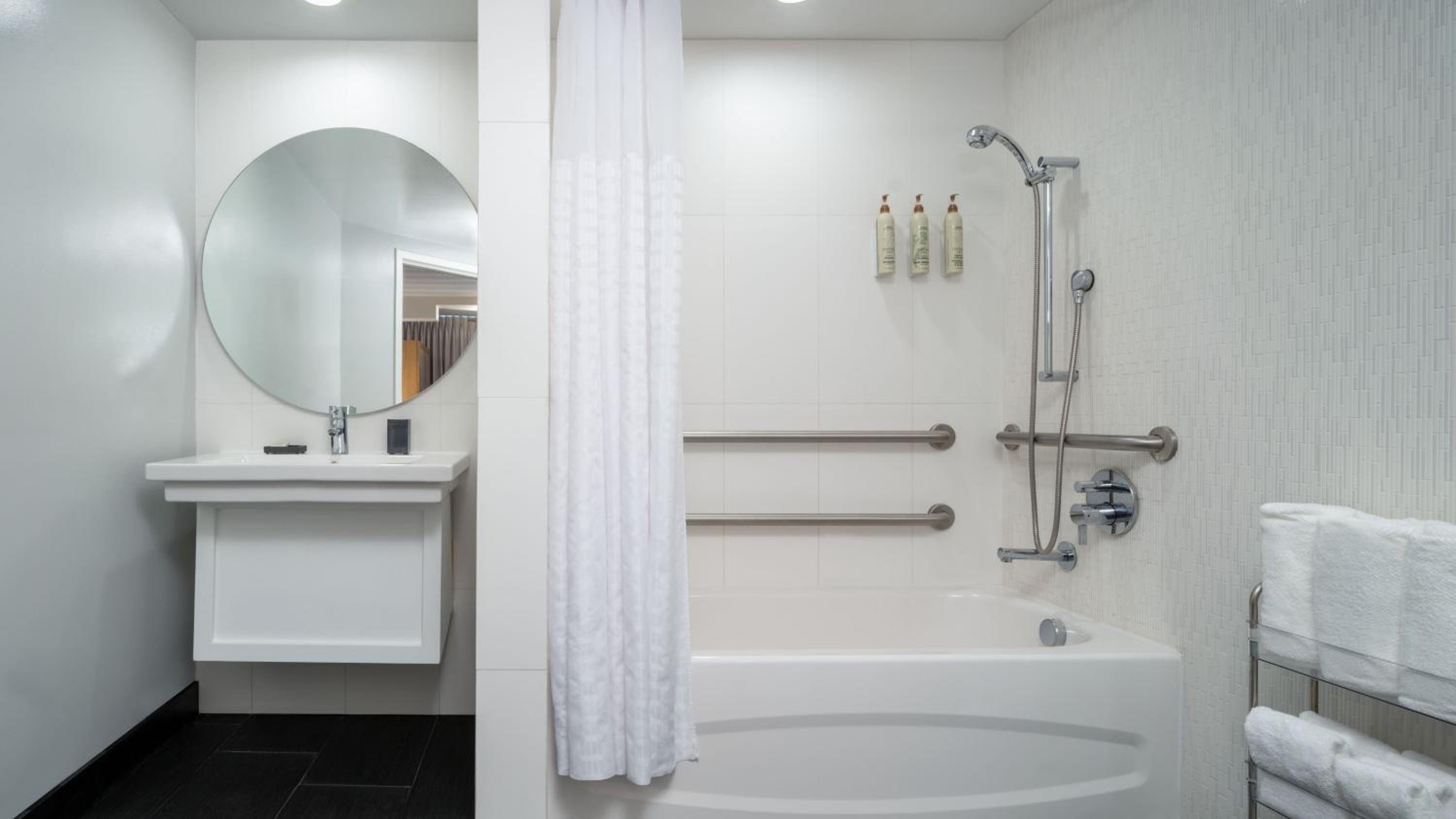 Queen Room with Two Queen Beds with City View and Adapted Tub - Mobility Accessible