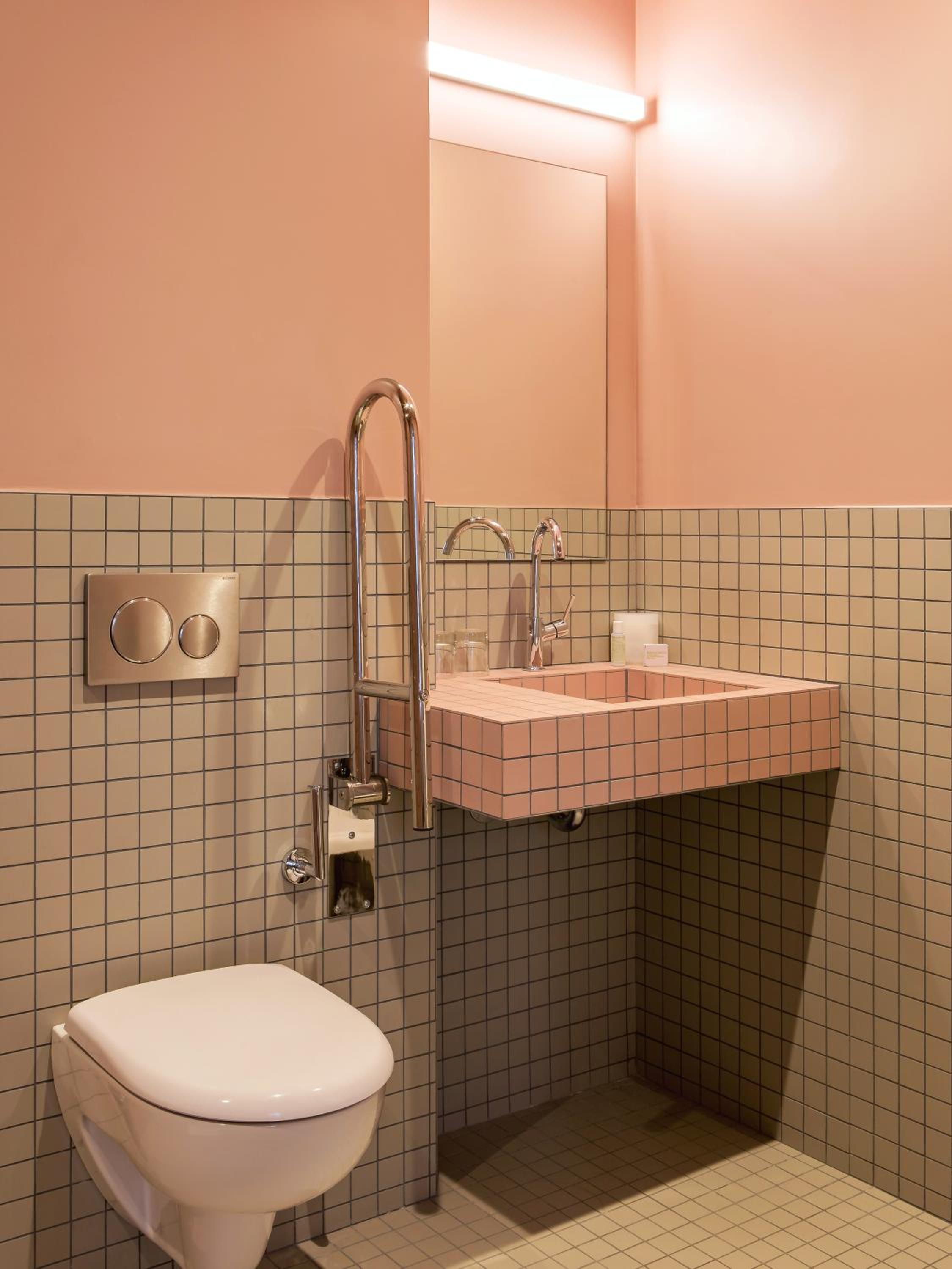 Superior Double Room thumbnail 6