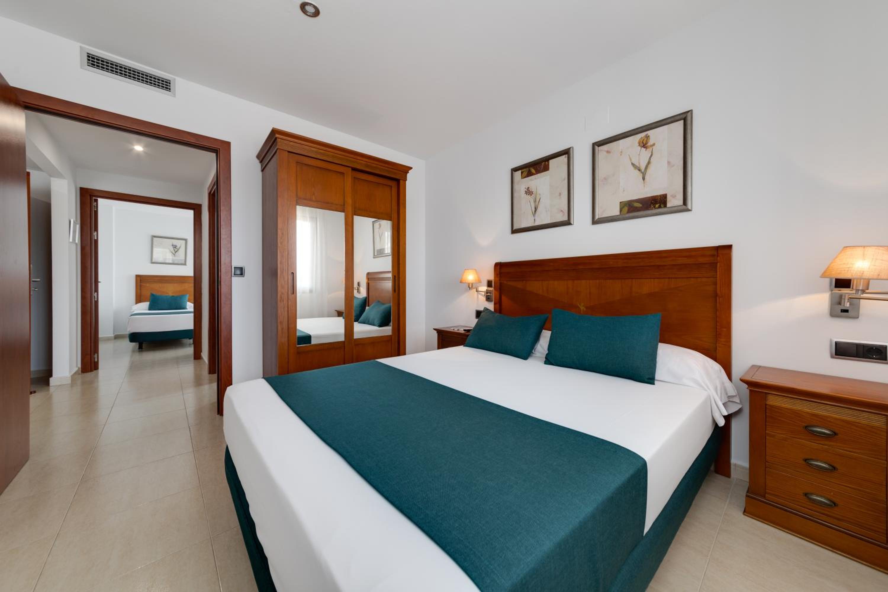 Habitación Familiar con Vista al Jardín