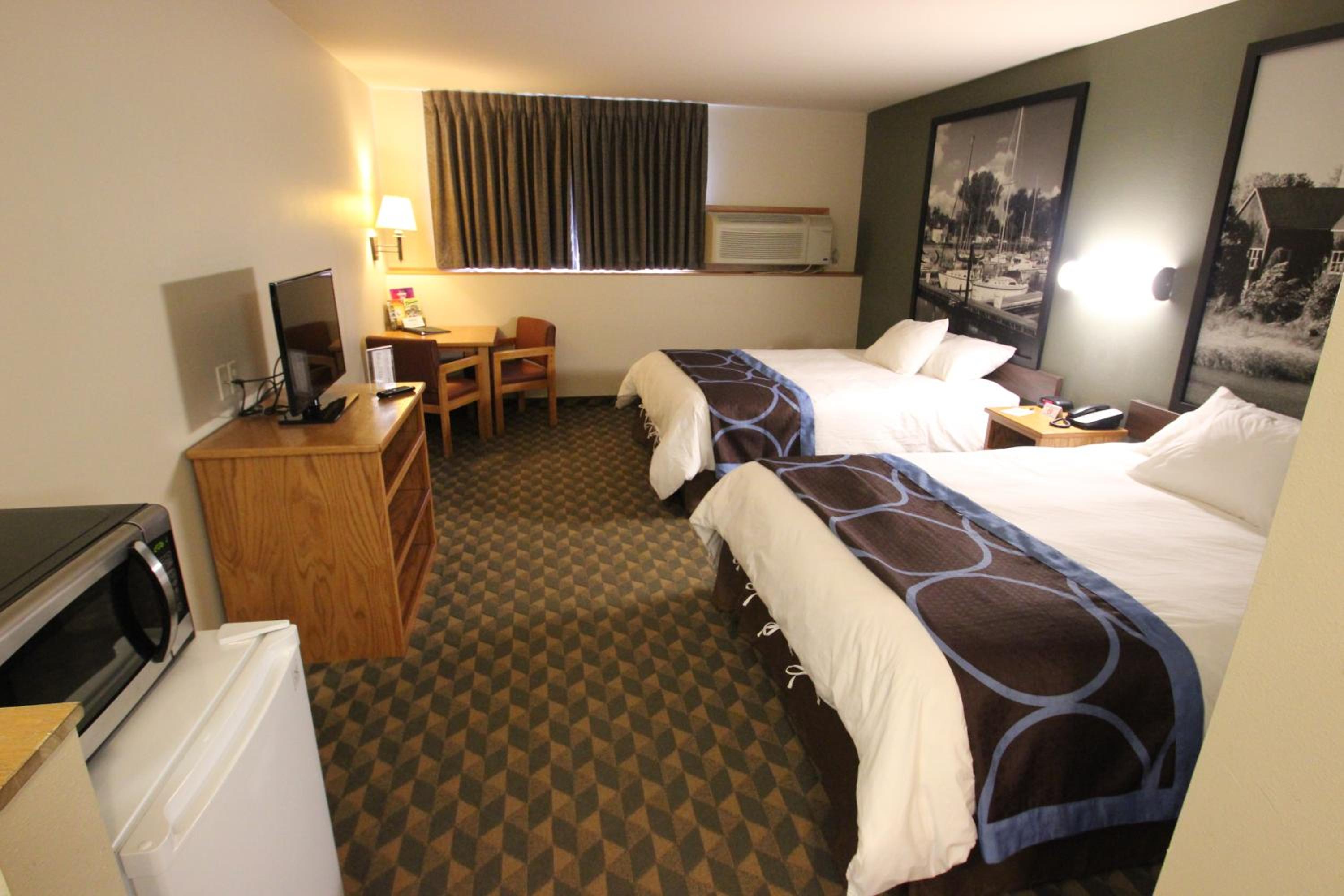Queen Room with Two Queen Beds - Non-Smoking - Photo 4