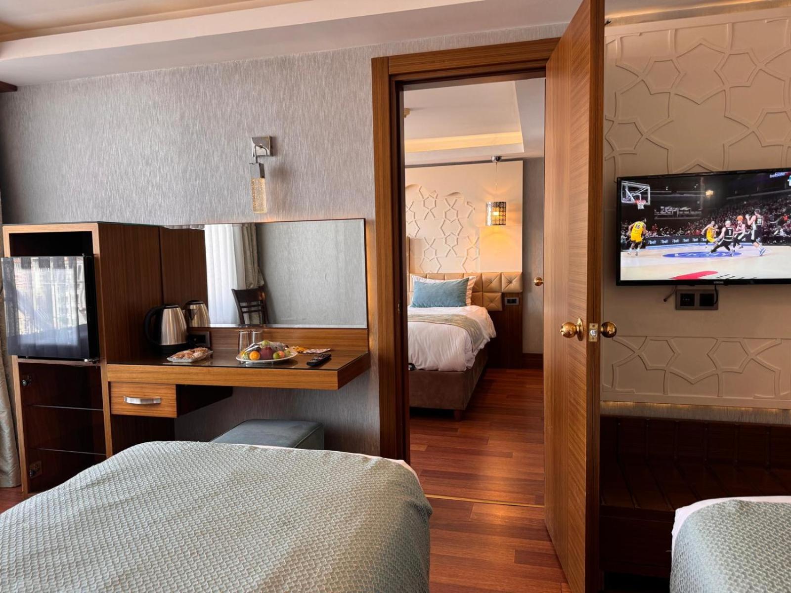 Family Suite with Balcony photo 2