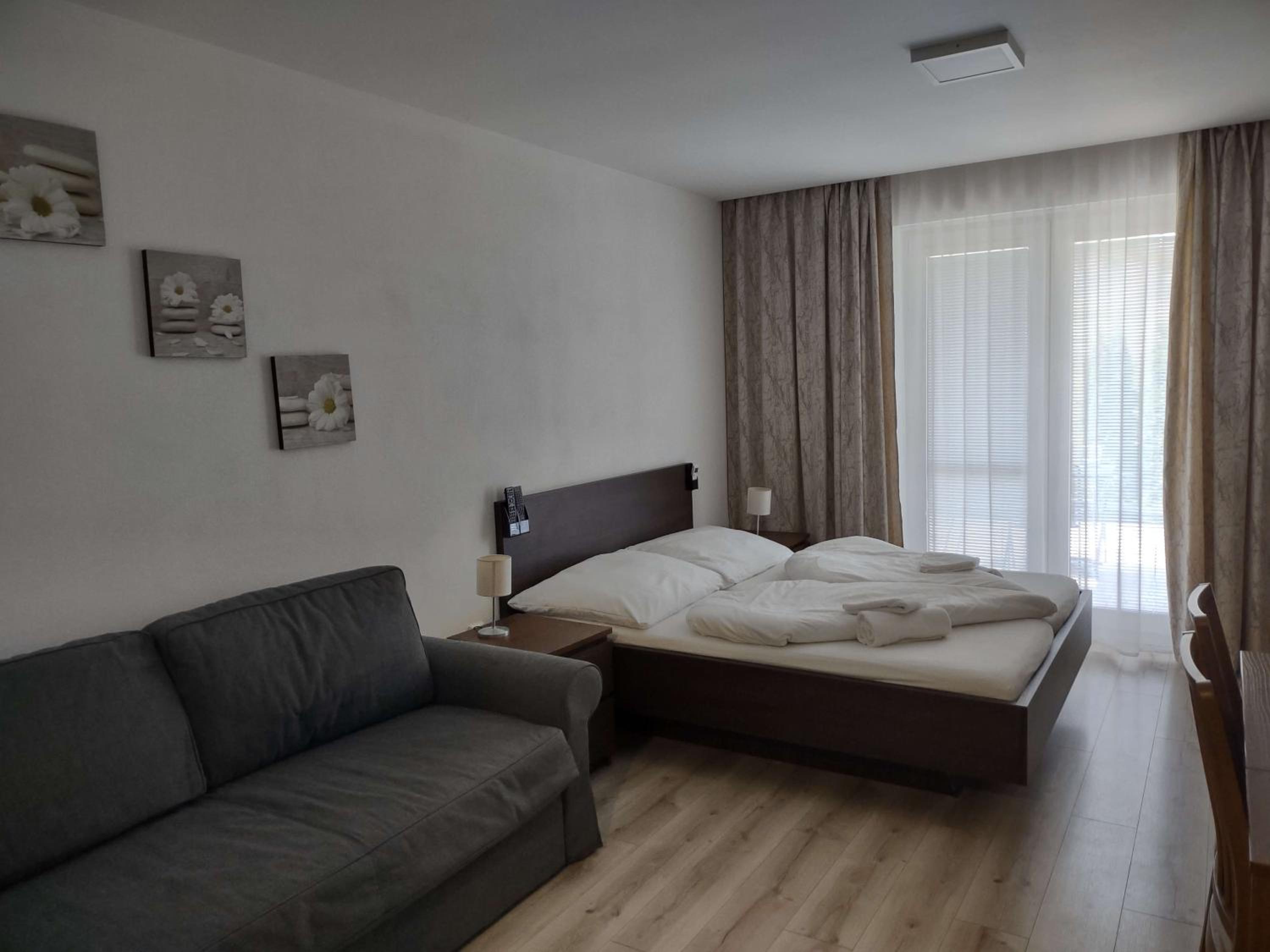 One-Bedroom Apartment - Photo 1