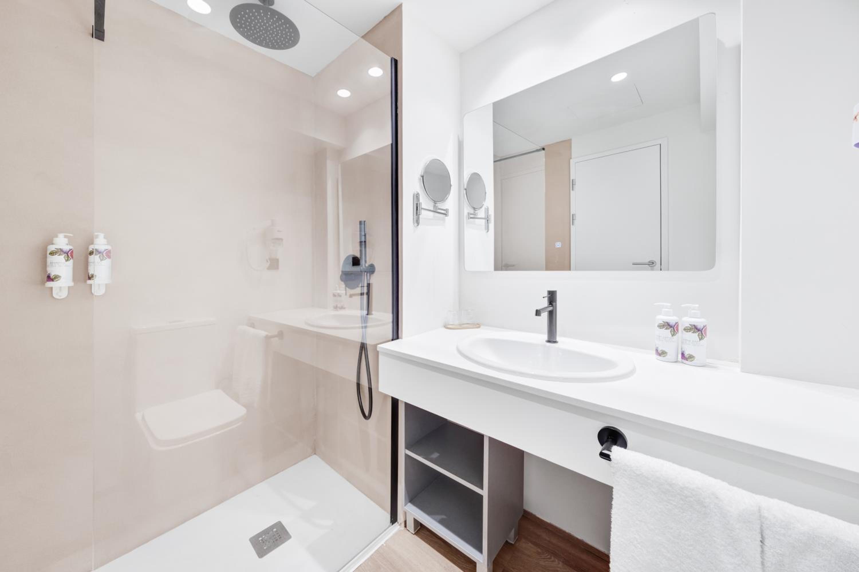 Standard Twin Room with Balcony