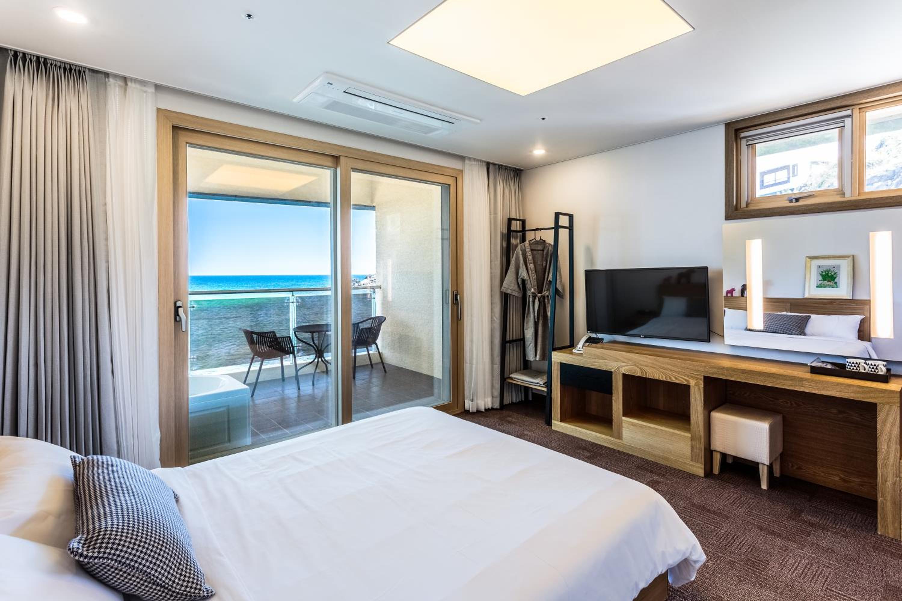 Deluxe Double Room with Sea View - Photo 6