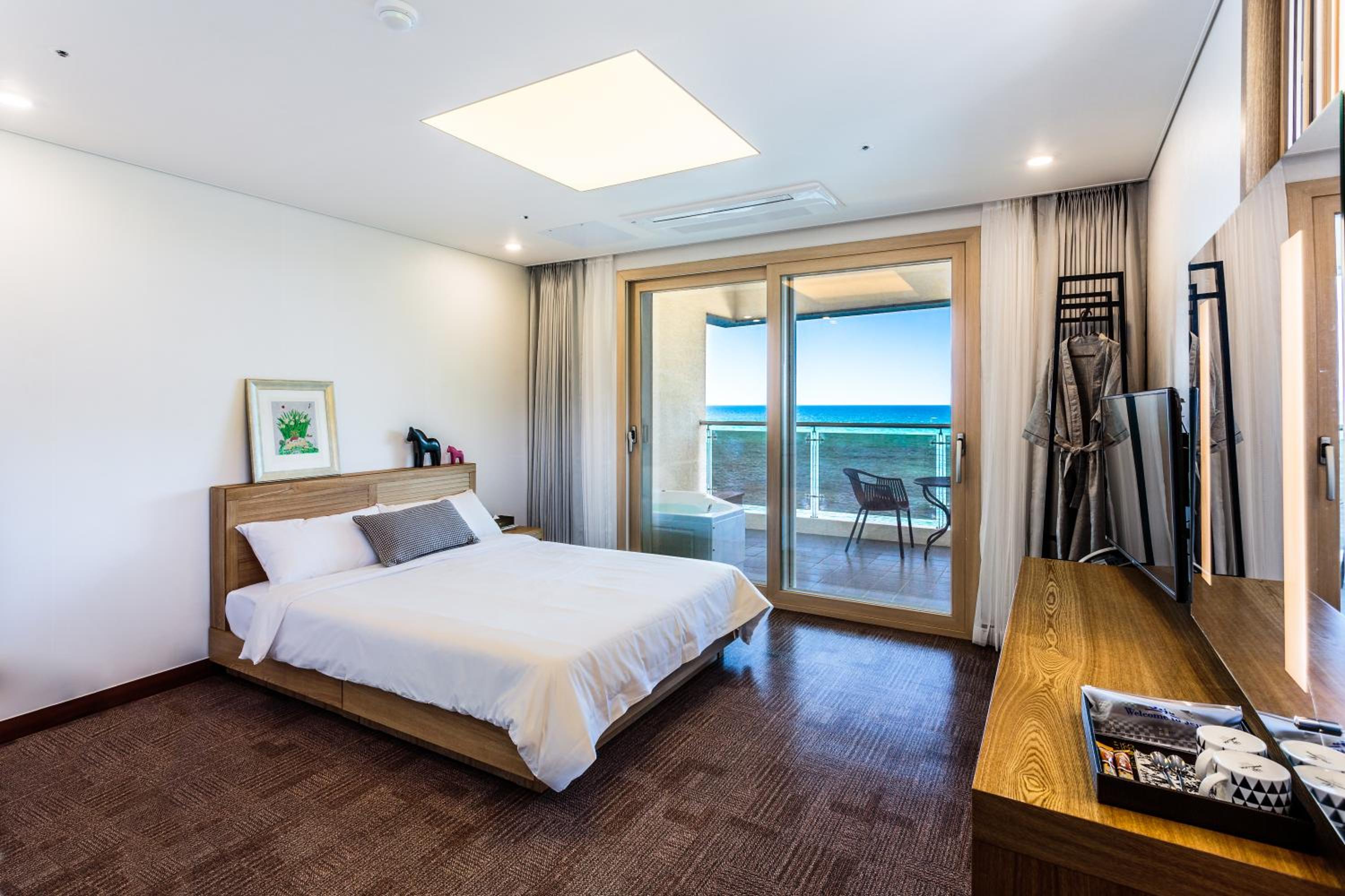 Deluxe Double Room with Sea View - Photo 7