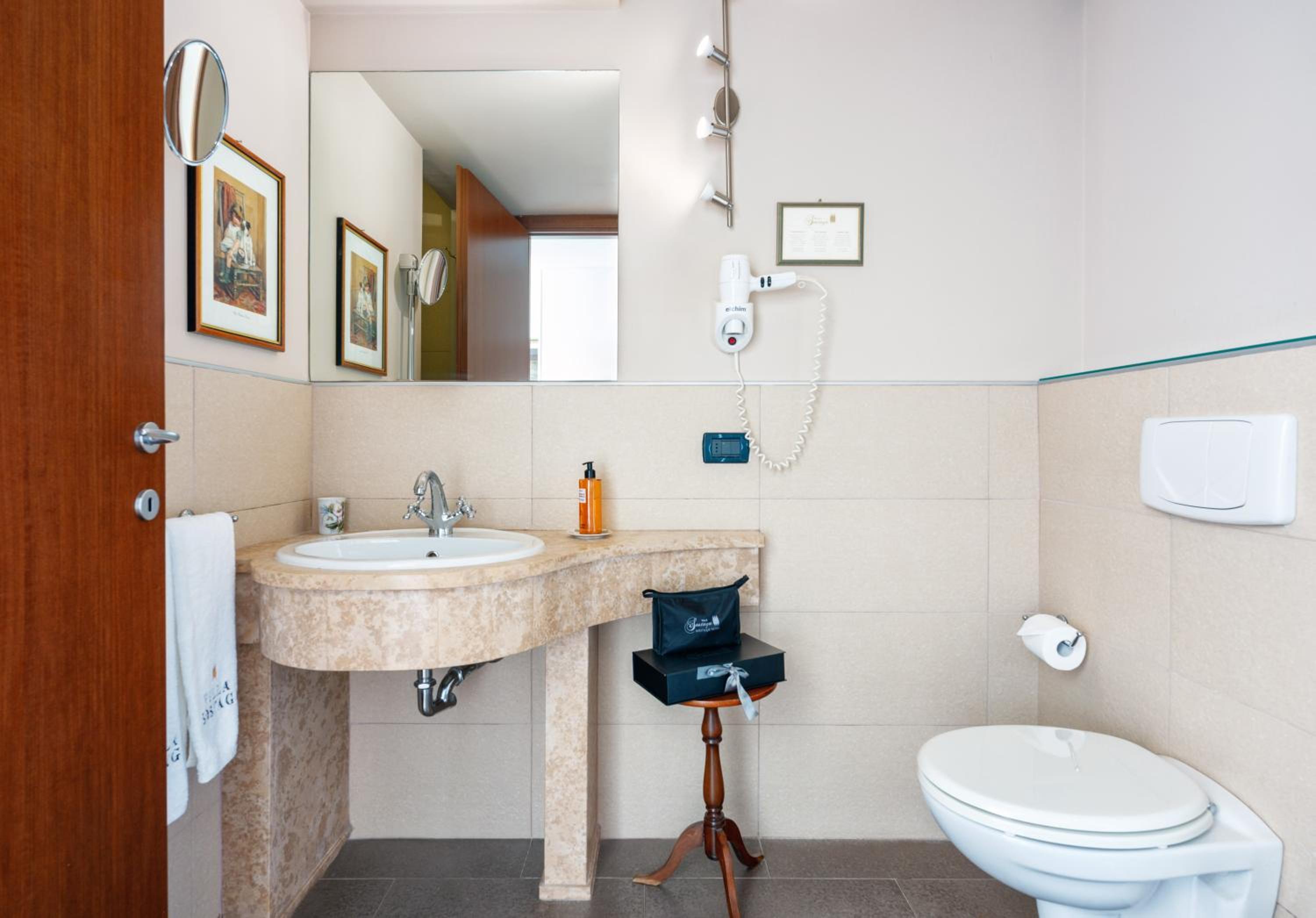 Classic Double Room with Lake View - Annex - Photo 8