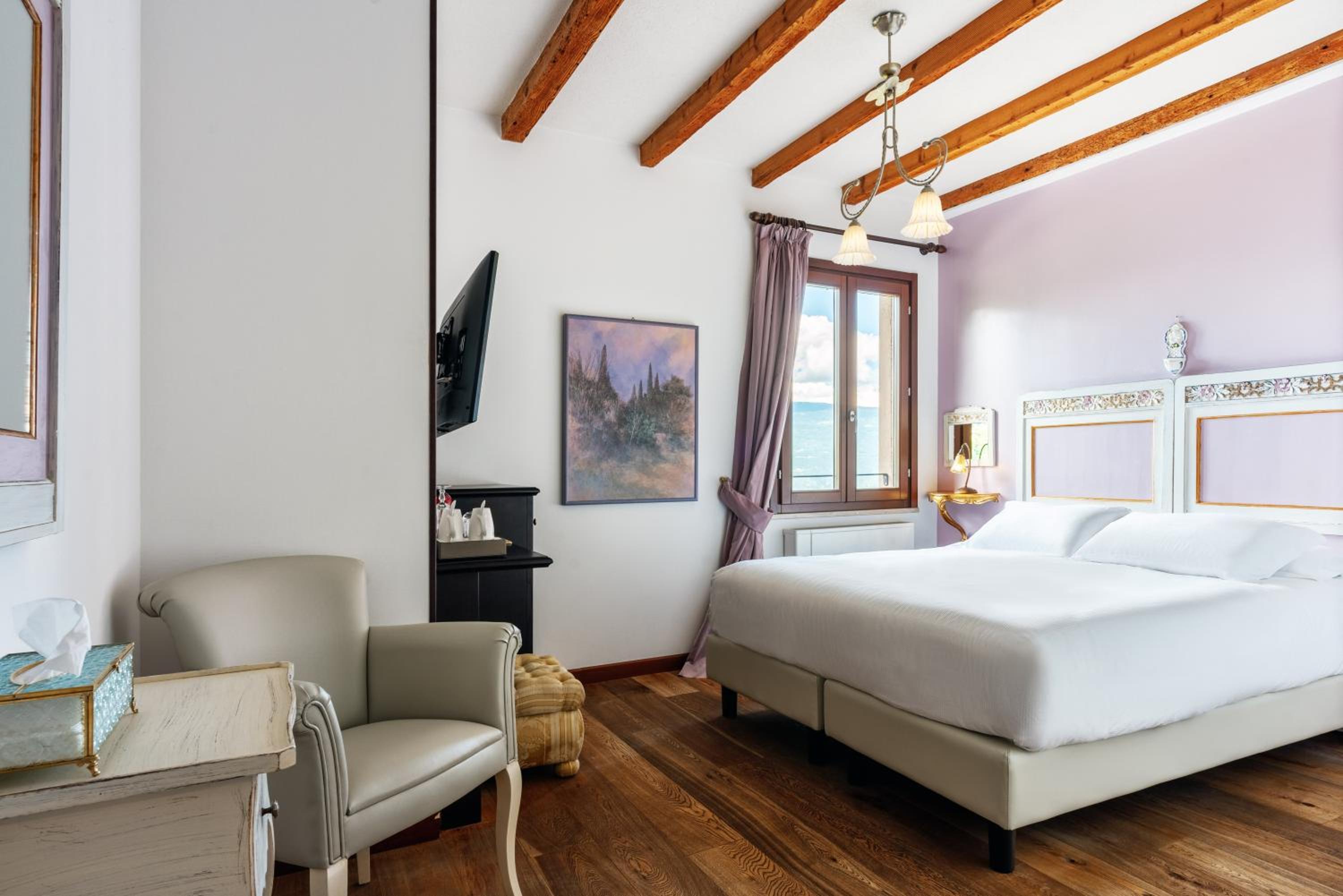 Classic Double Room with Lake View - Annex - Photo 3