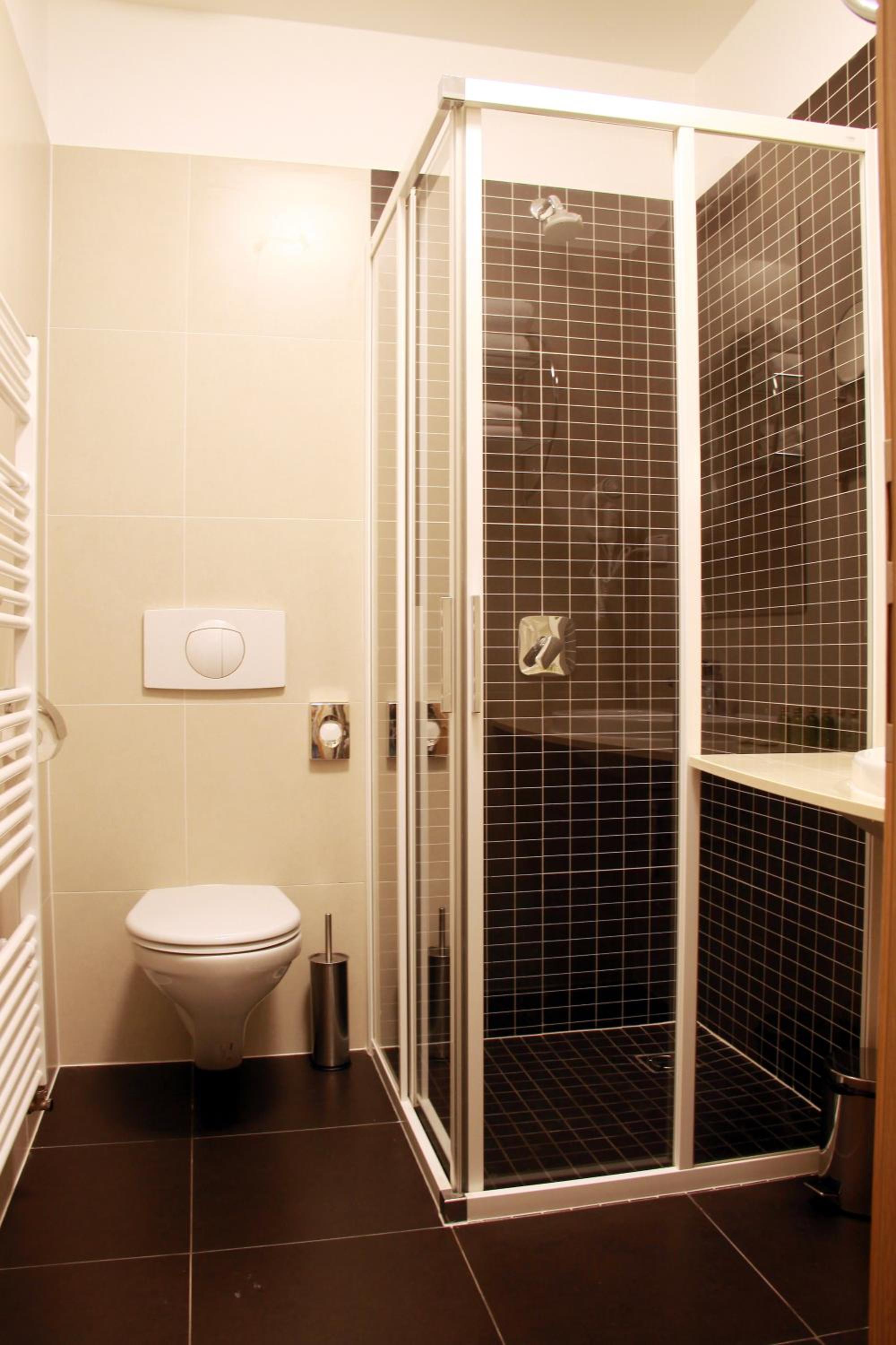 Grand Double Room with Balcony - Photo 8