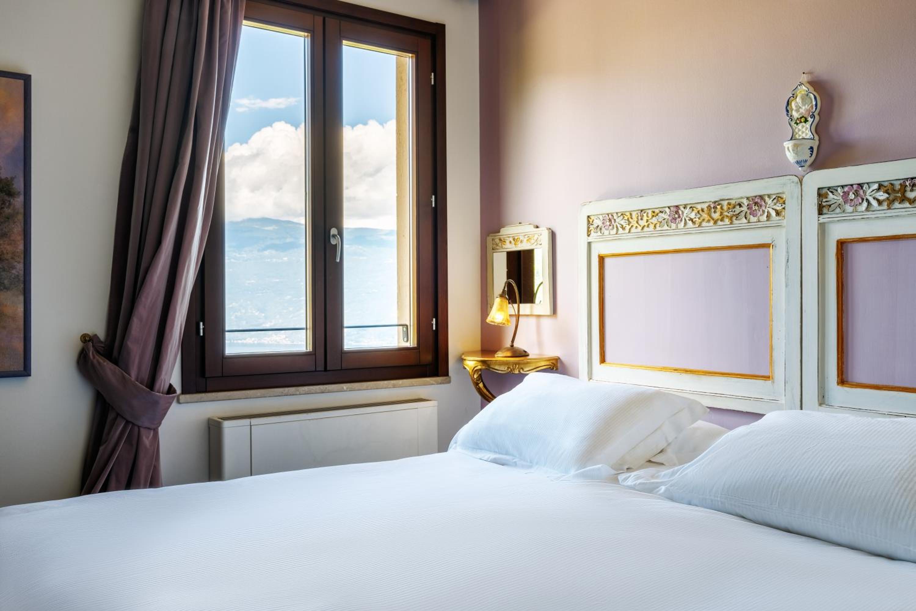 Classic Double Room with Lake View - Annex - Photo 7