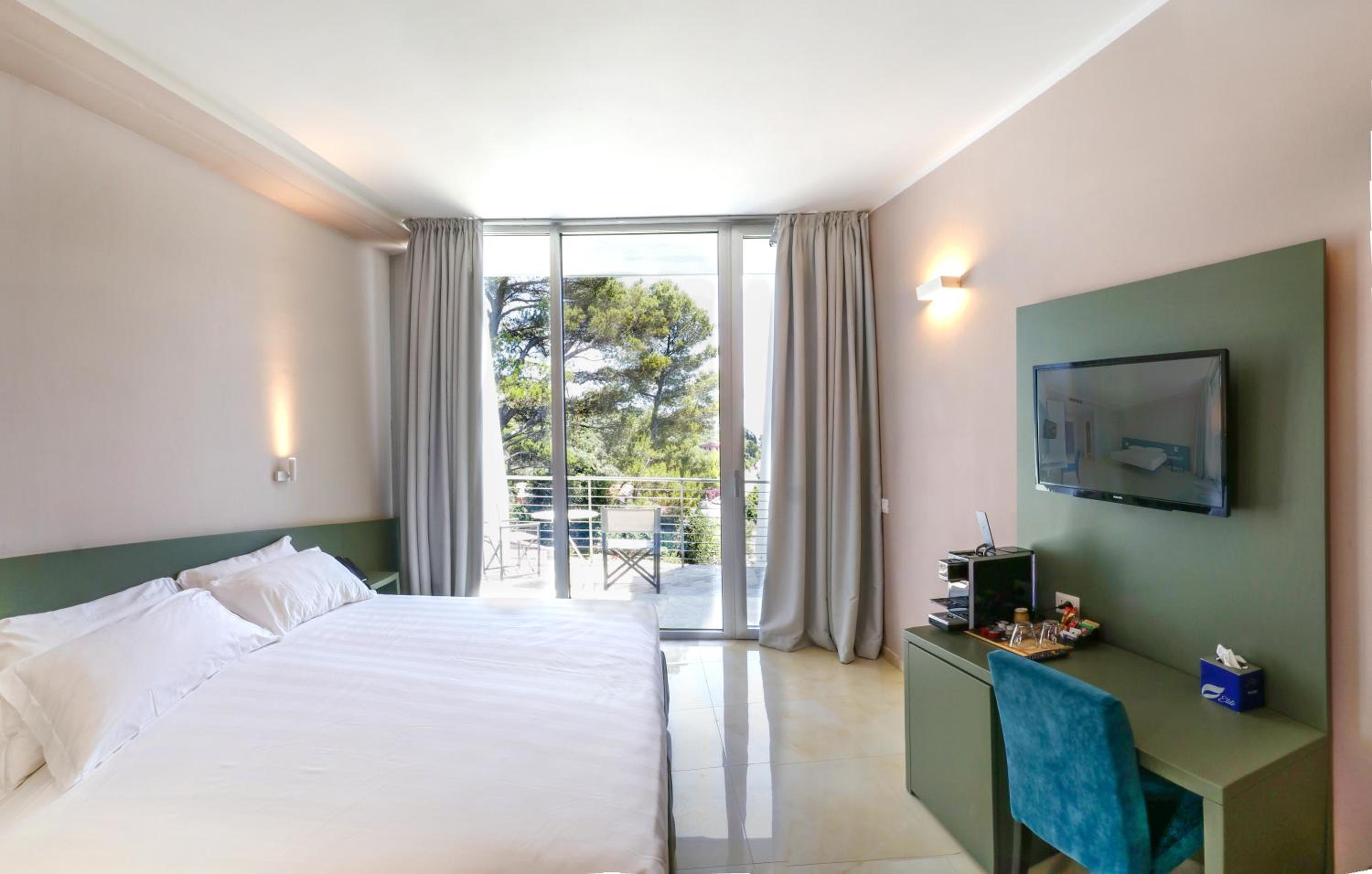 Double Room with Balcony - Photo 2
