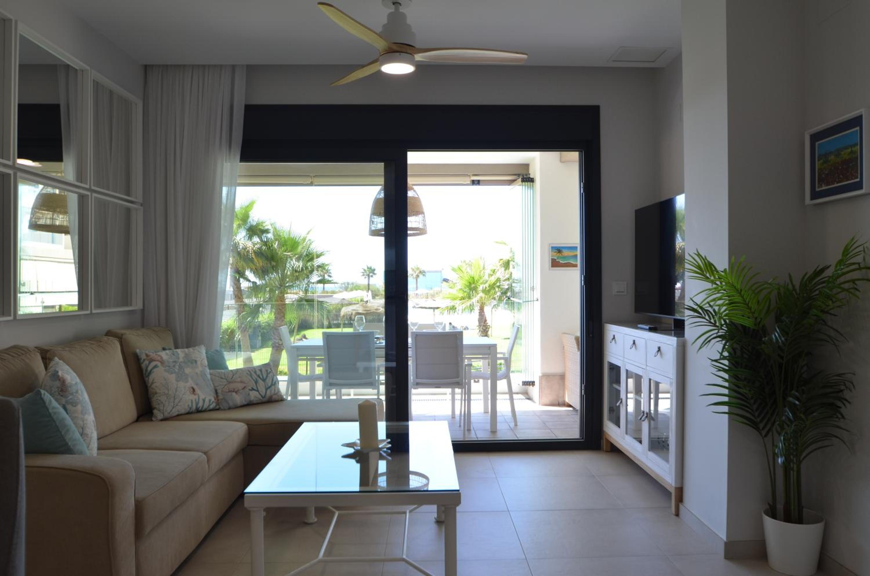 Apartamento de Dos Dormitorios con Vista a la Piscina
