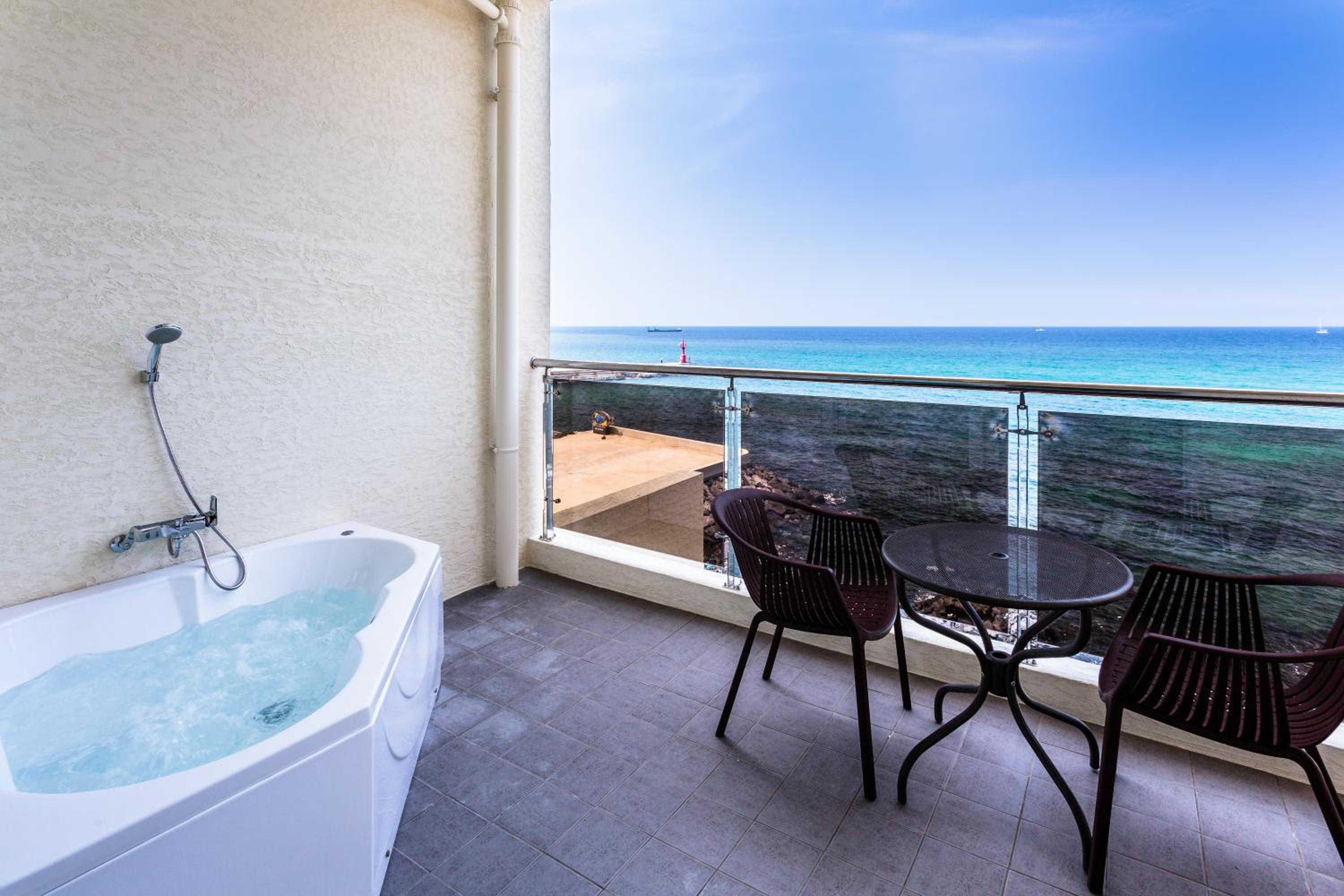 Deluxe Double Room with Sea View - Photo 4
