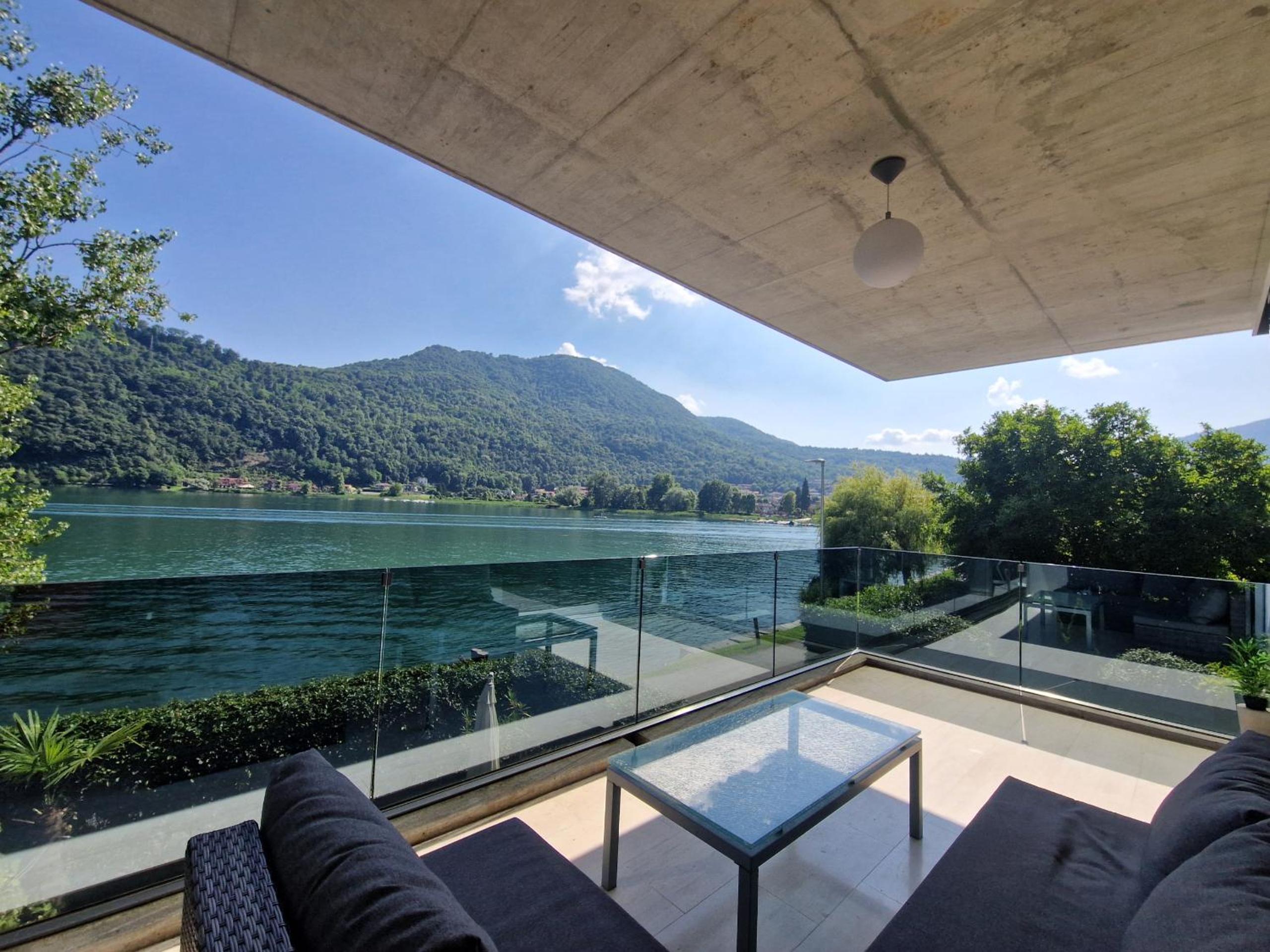 Apartment with Lake View