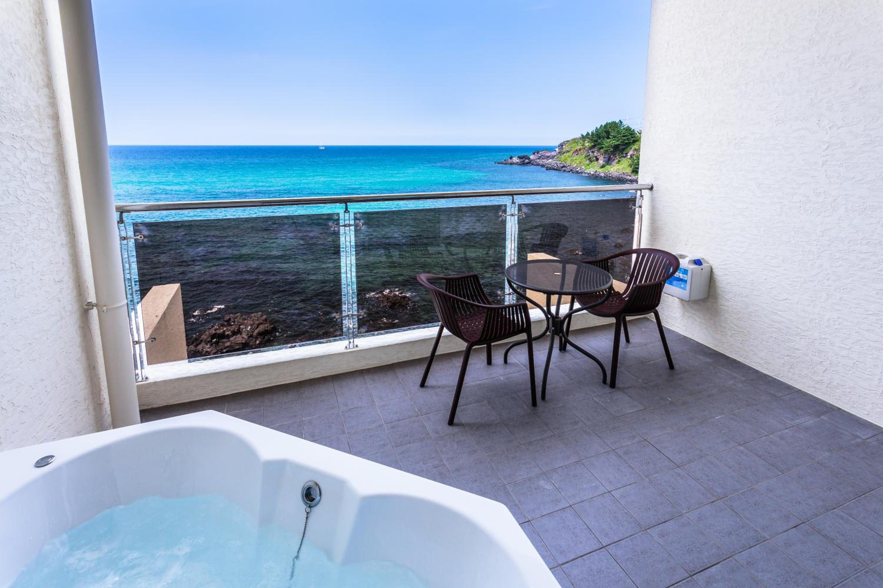 Deluxe Double Room with Sea View - Photo 5