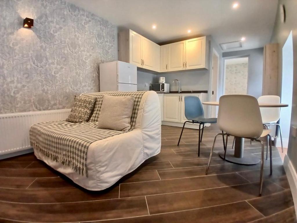One-Bedroom Apartment photo 1