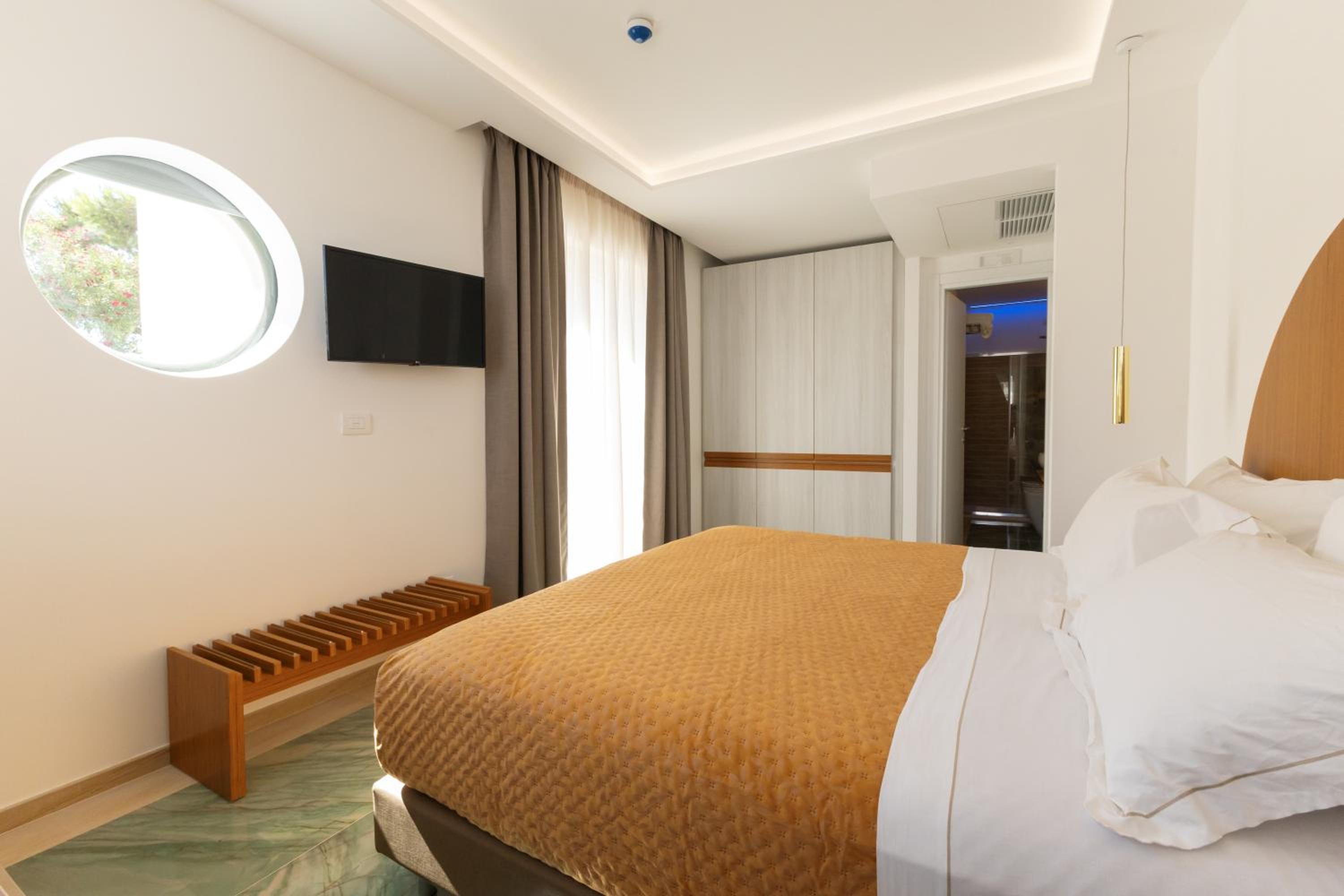 King Room with Spa Bath photo 3