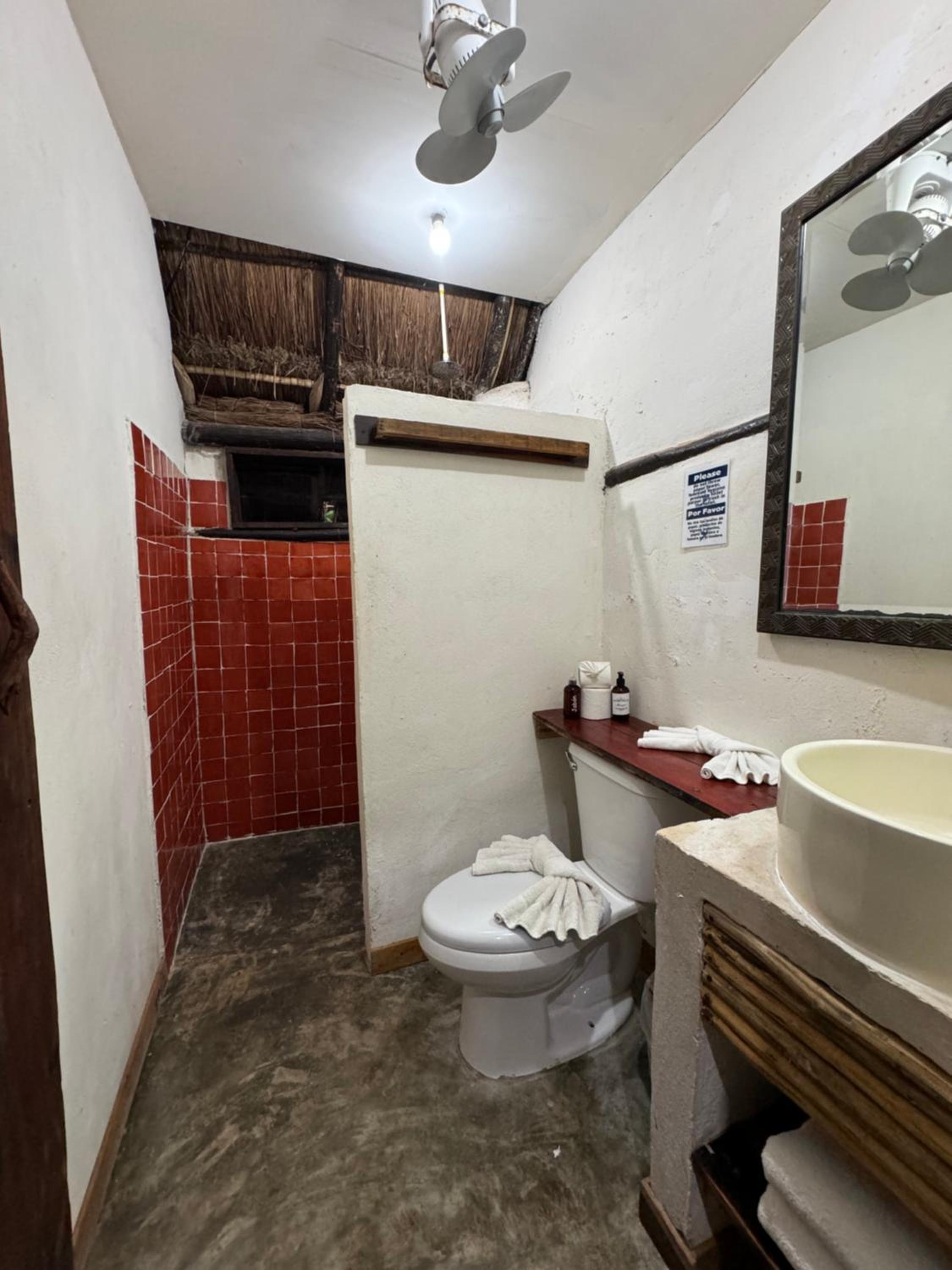 Standard King Room - Photo 11