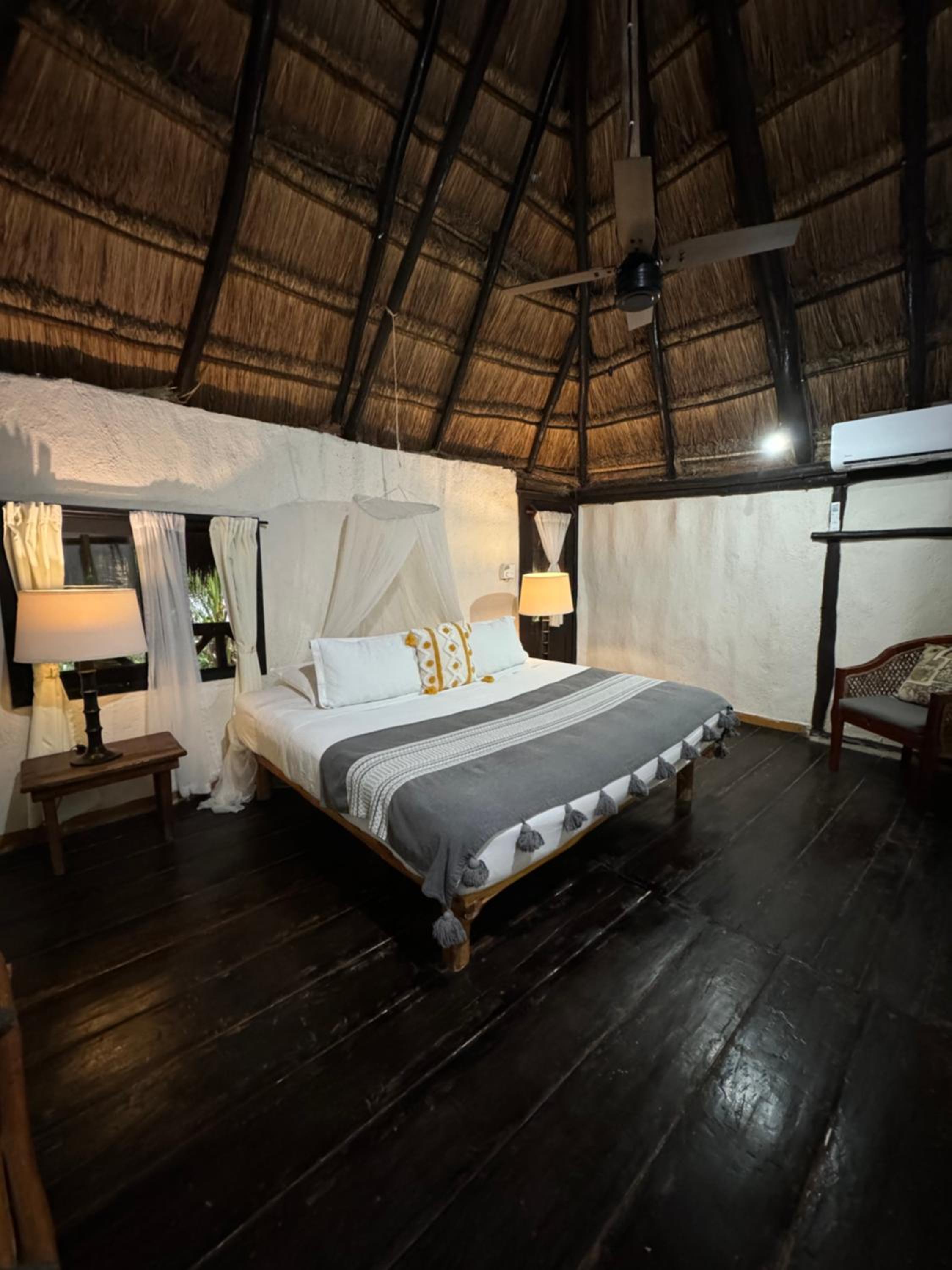 Standard King Room - Photo 10