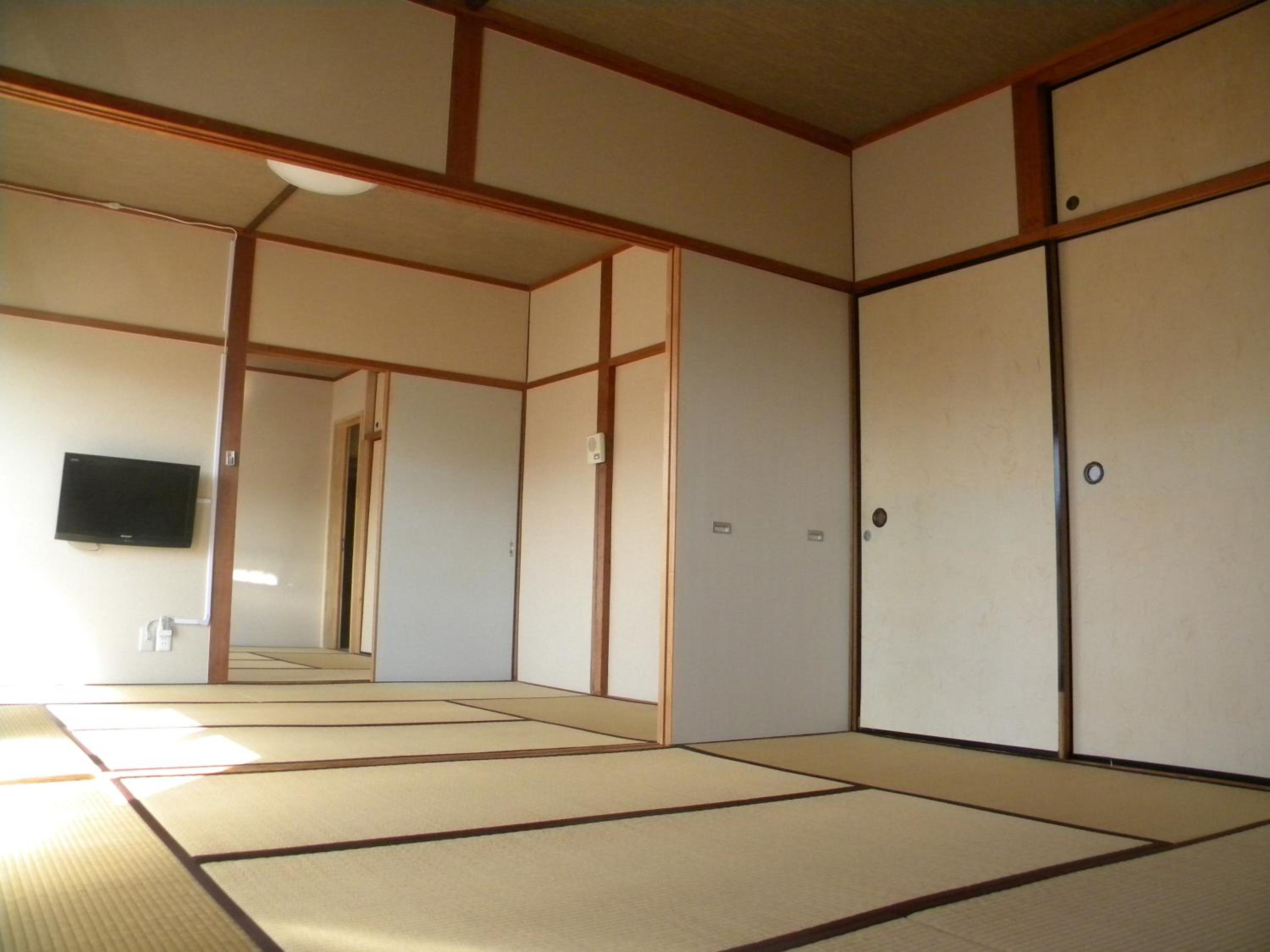 Japanese-Style Family Room with Shared Bathroom photo 2