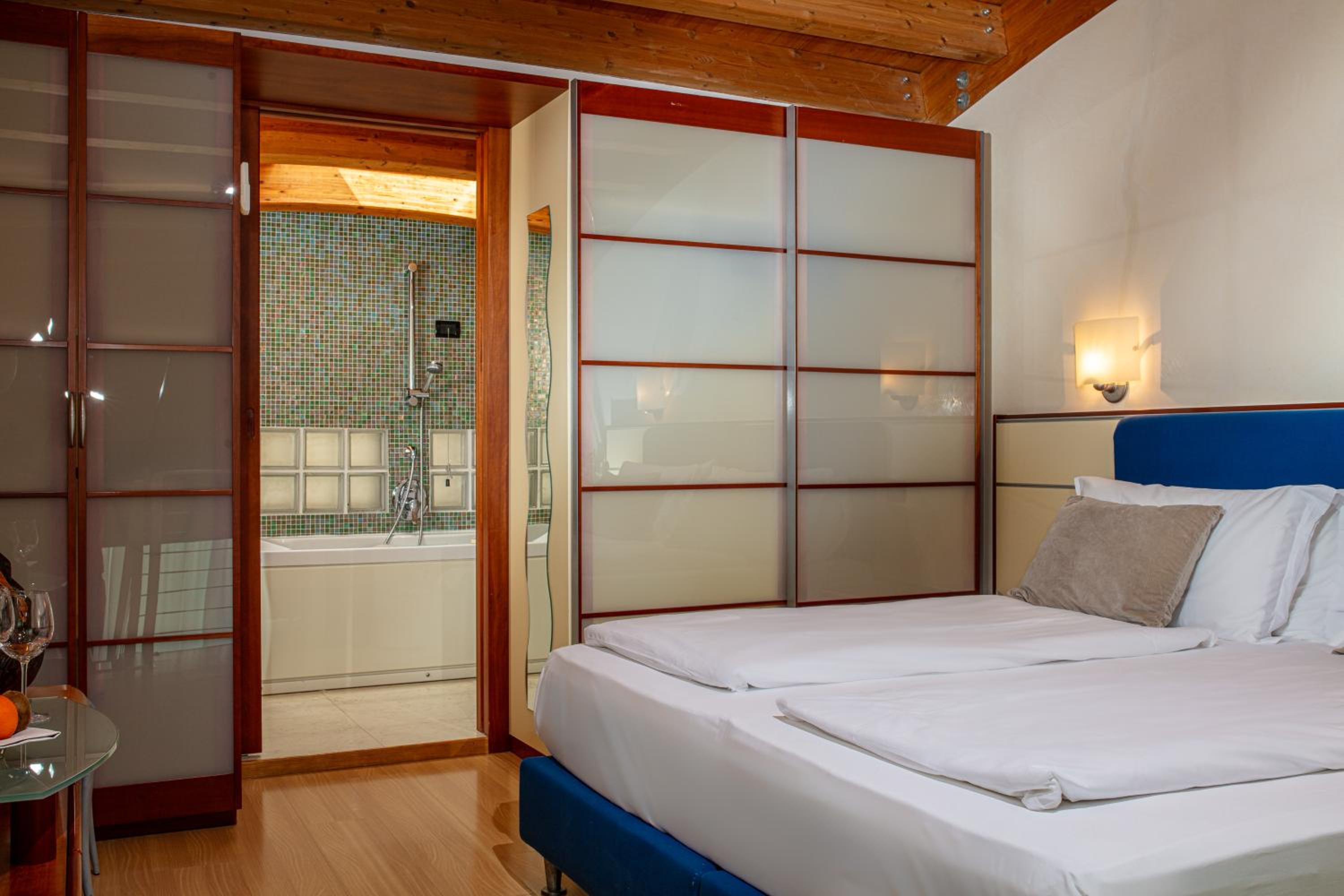 Suite (4 Adults) - Photo 10