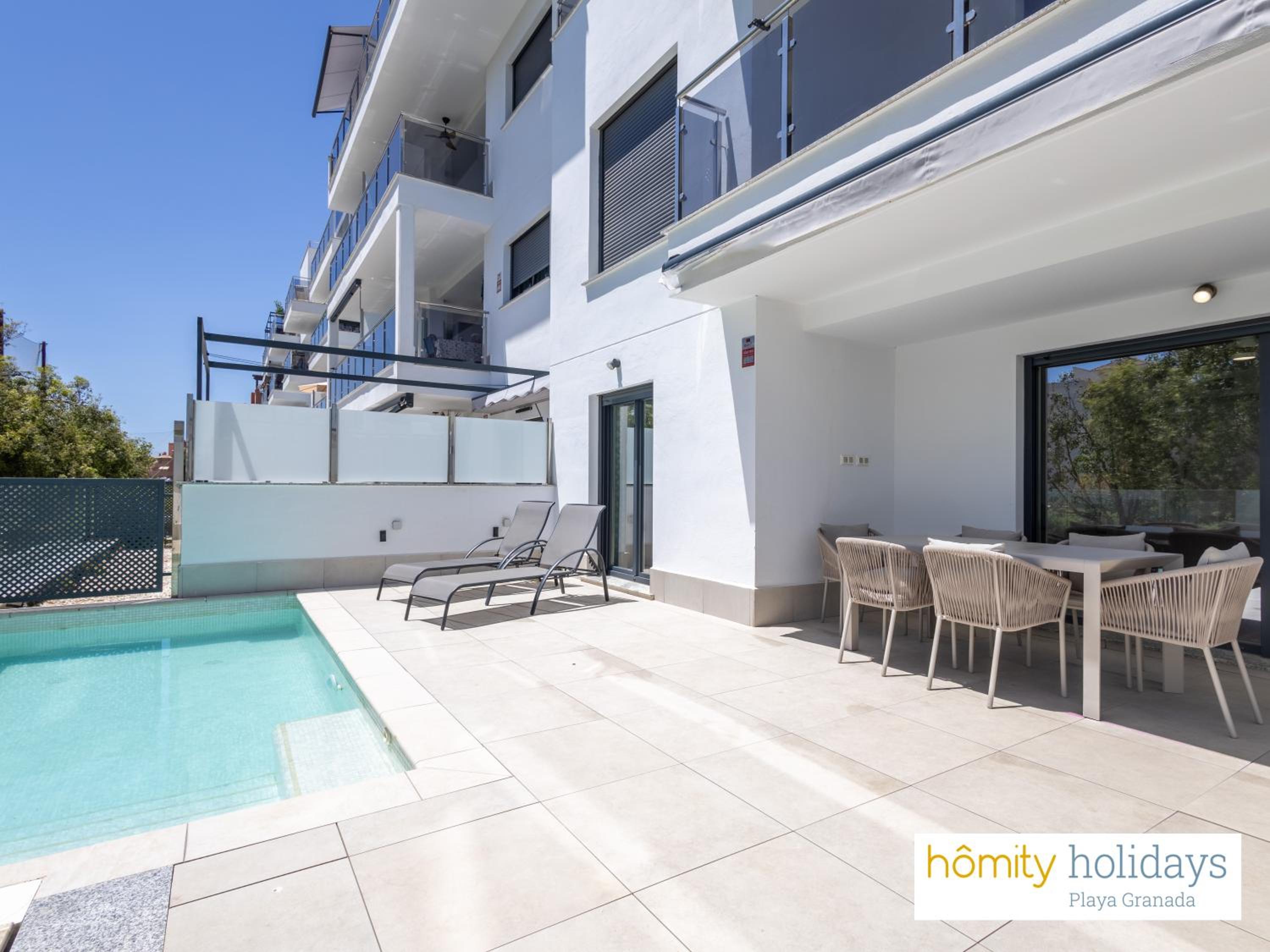 Apartamento de lujo con piscina privada y vista al campo de golf.