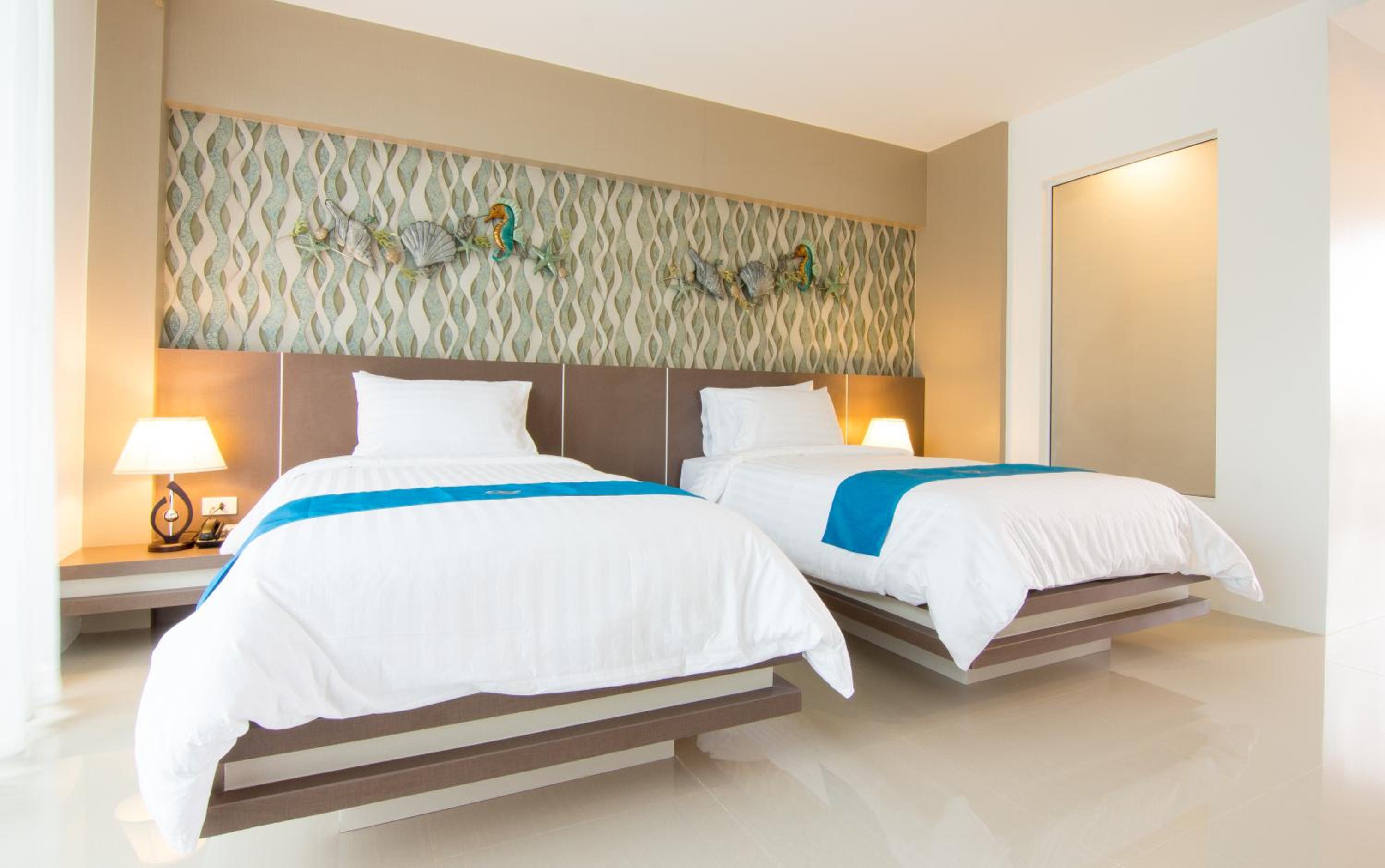 Superior Twin or Double Room with Pool View - Photo 9