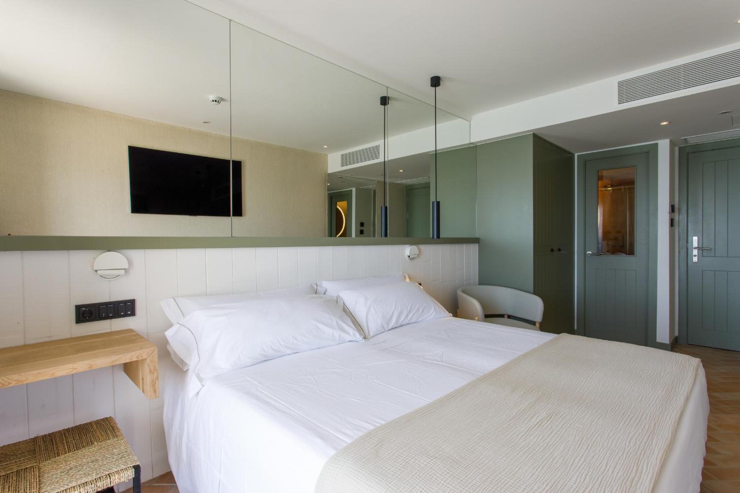 Superior Double or Twin Room with Sea View - Photo 1