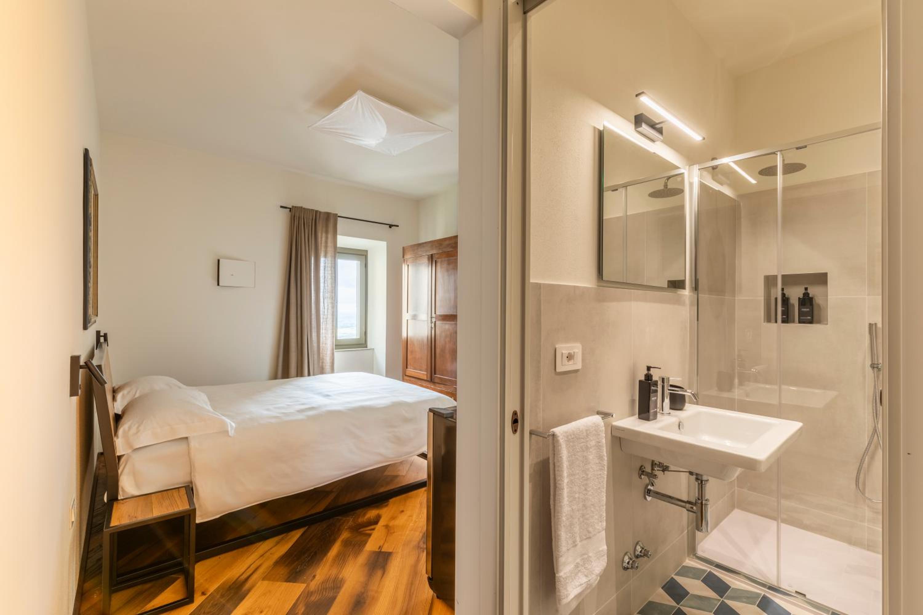 Double Room with Private Bathroom photo 1