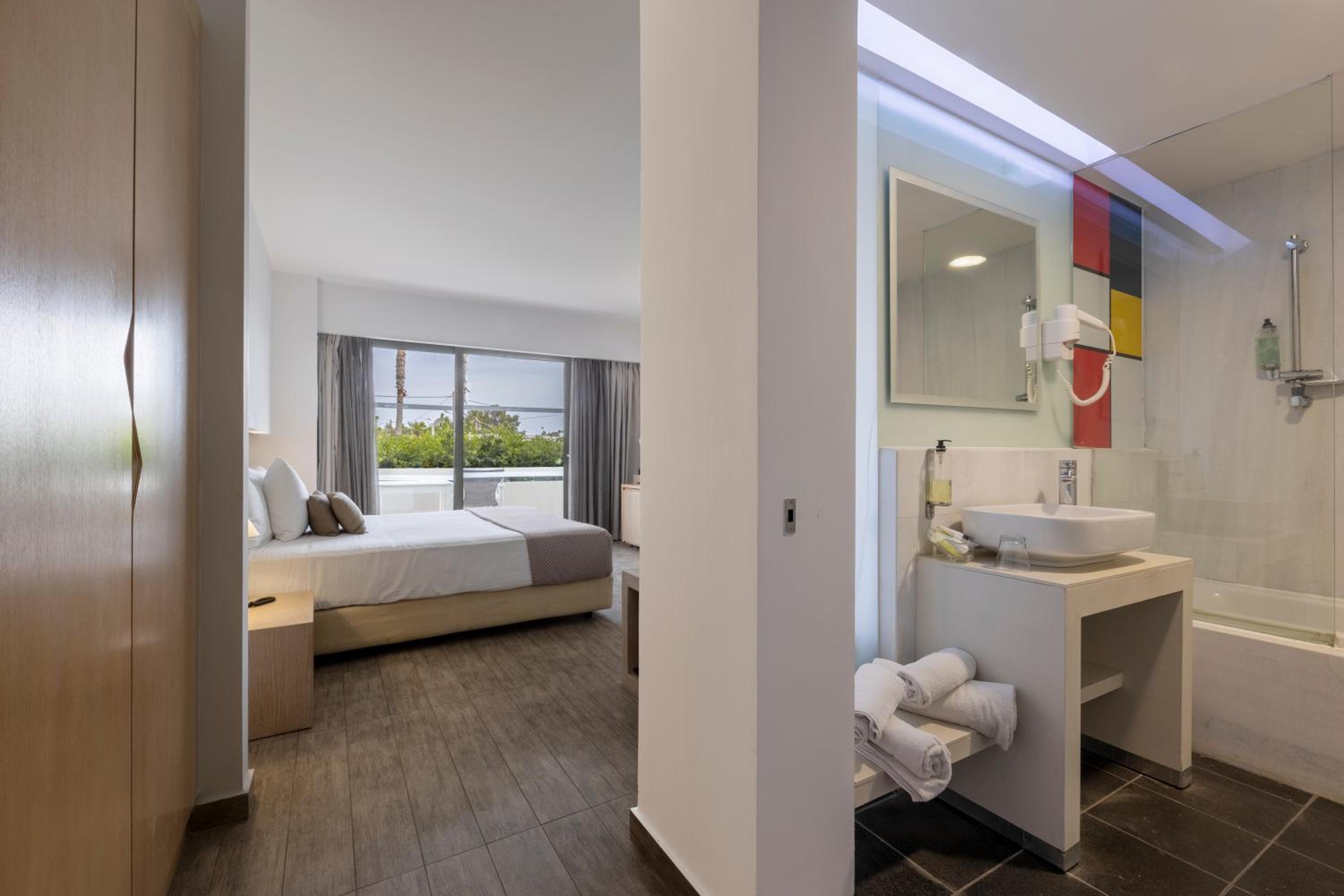 Double or Twin Room with Garden View - Photo 2