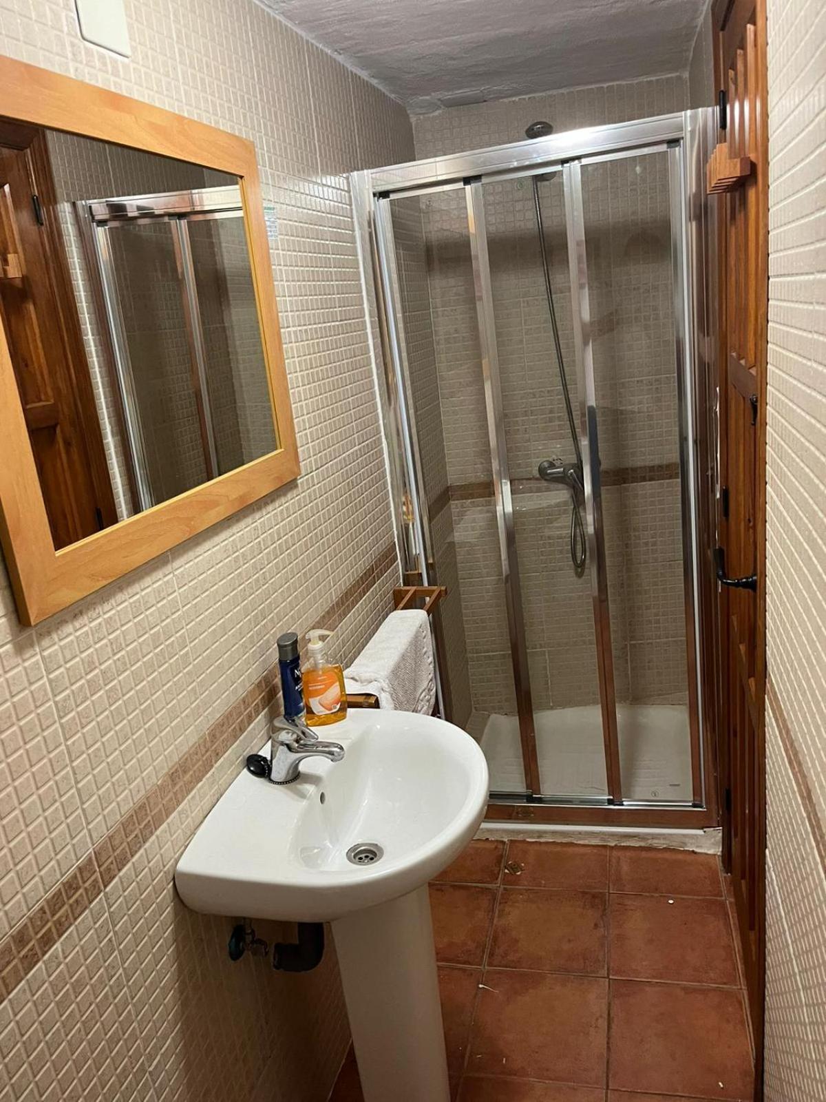 Twin Room with Private Bathroom photo 2