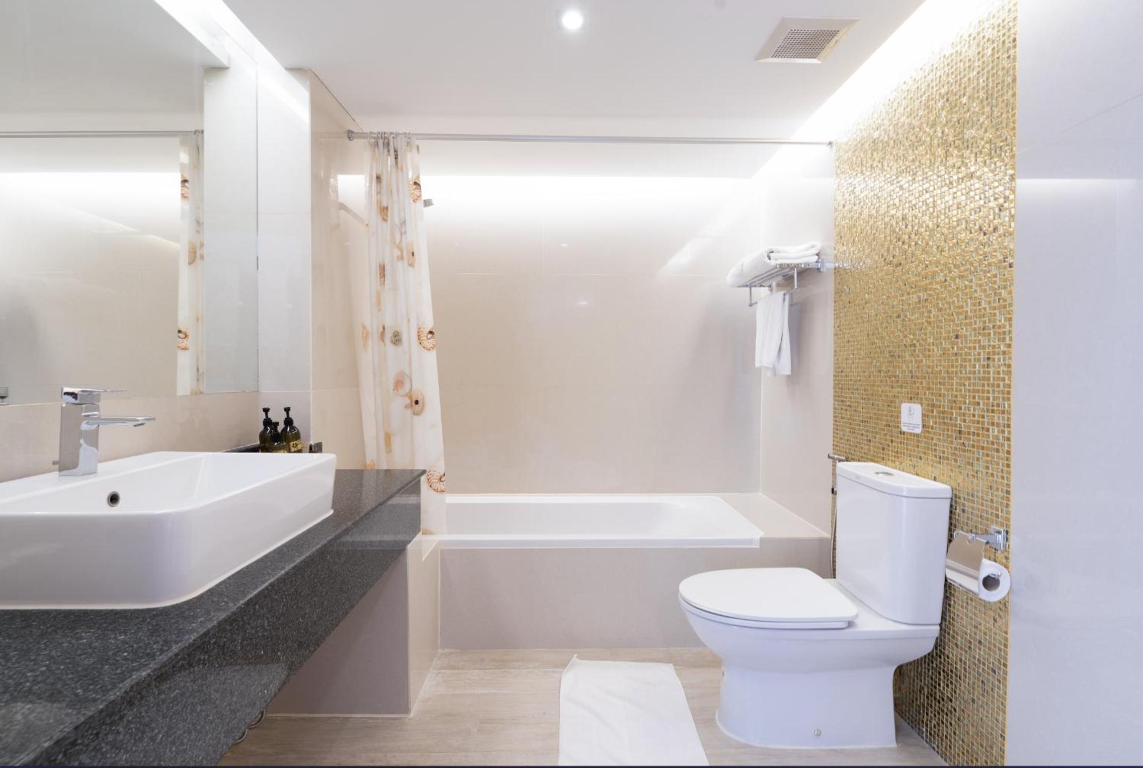 Two Bedrooms Lake Building photo 2