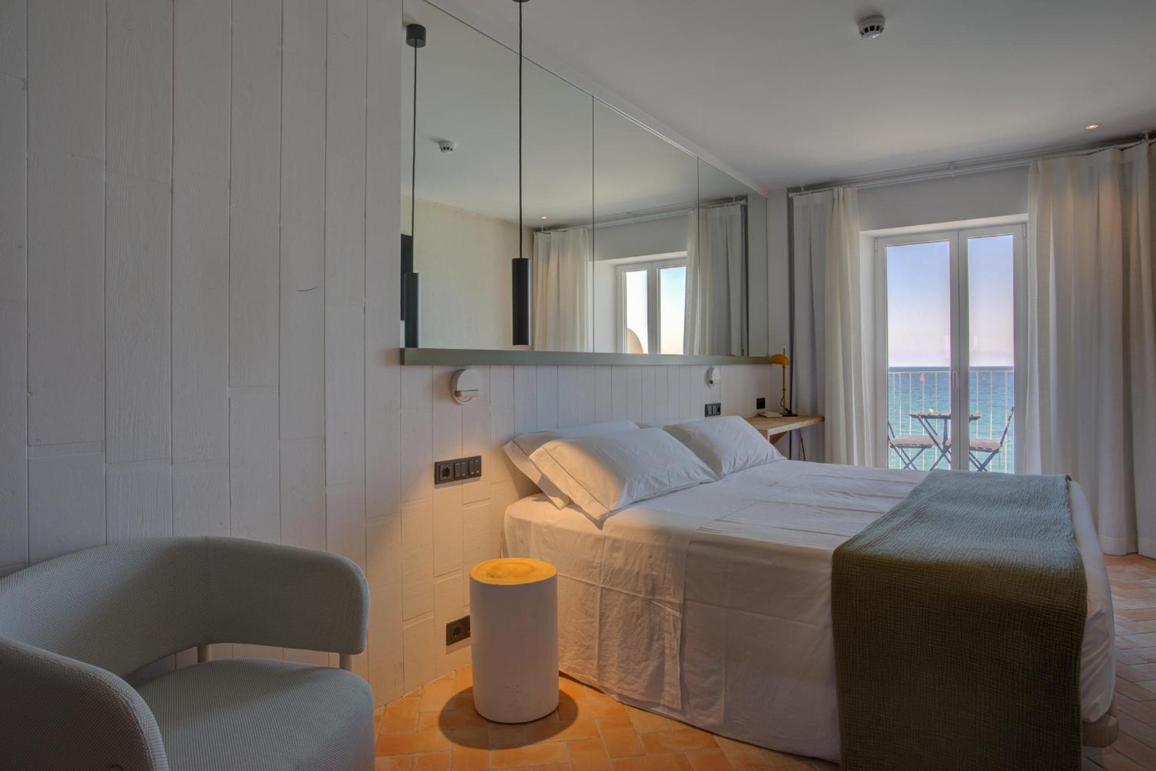 Deluxe Double Room with Balcony and Sea View - Photo 4