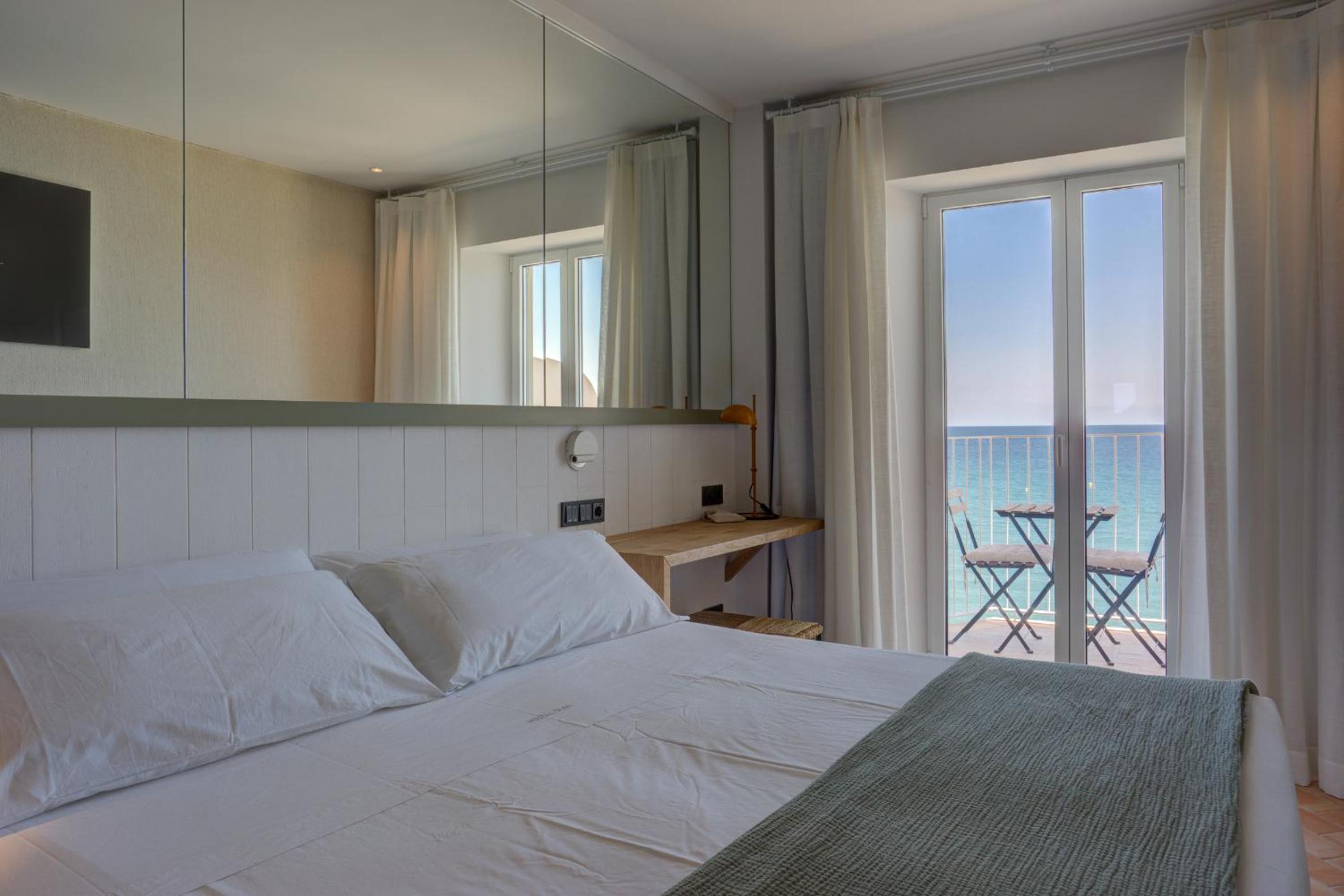 Deluxe Double Room with Balcony and Sea View - Photo 3