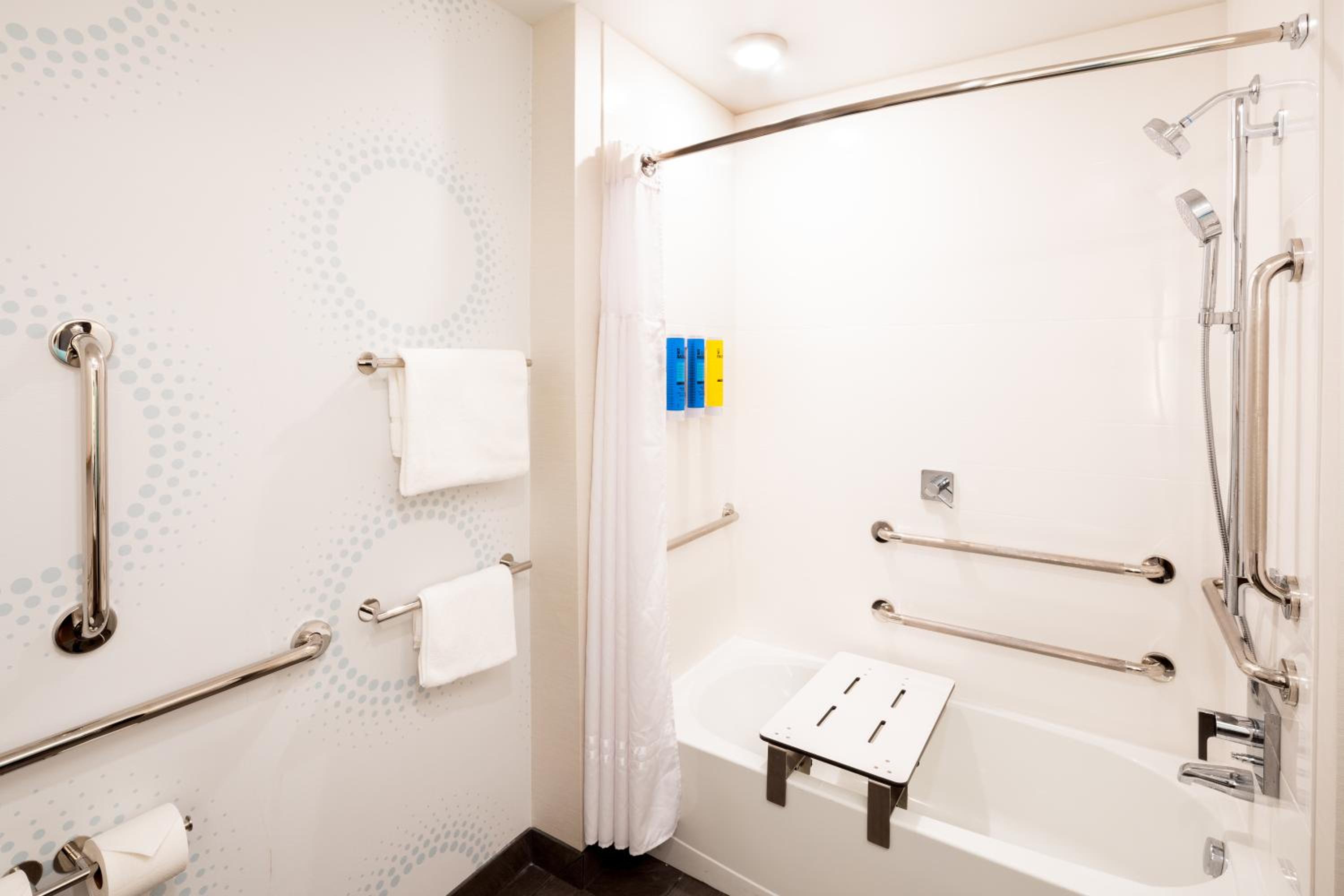 King Room with Bath Tub - Mobility Access - Photo 8