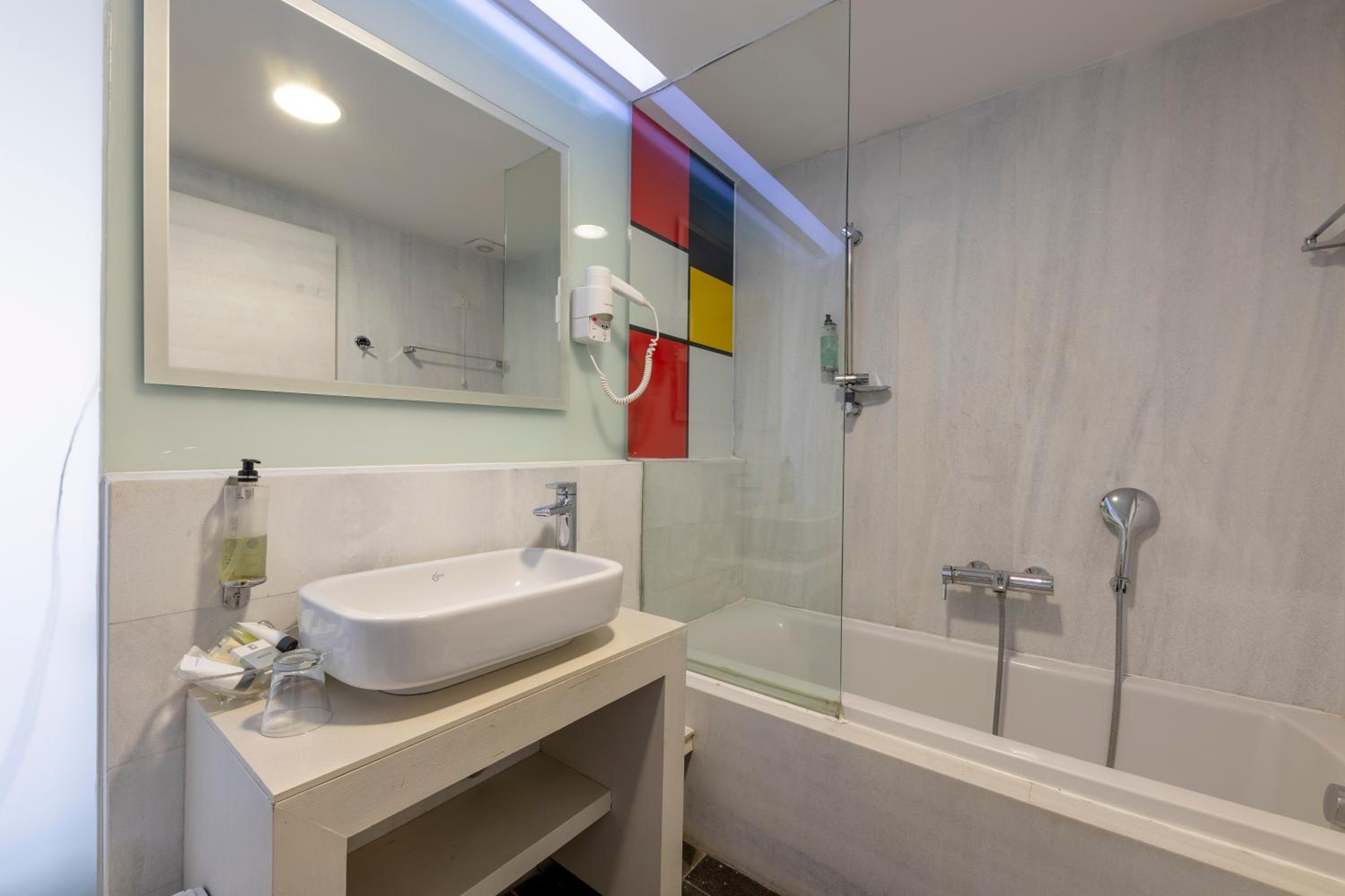 Double or Twin Room with Garden View - Photo 4