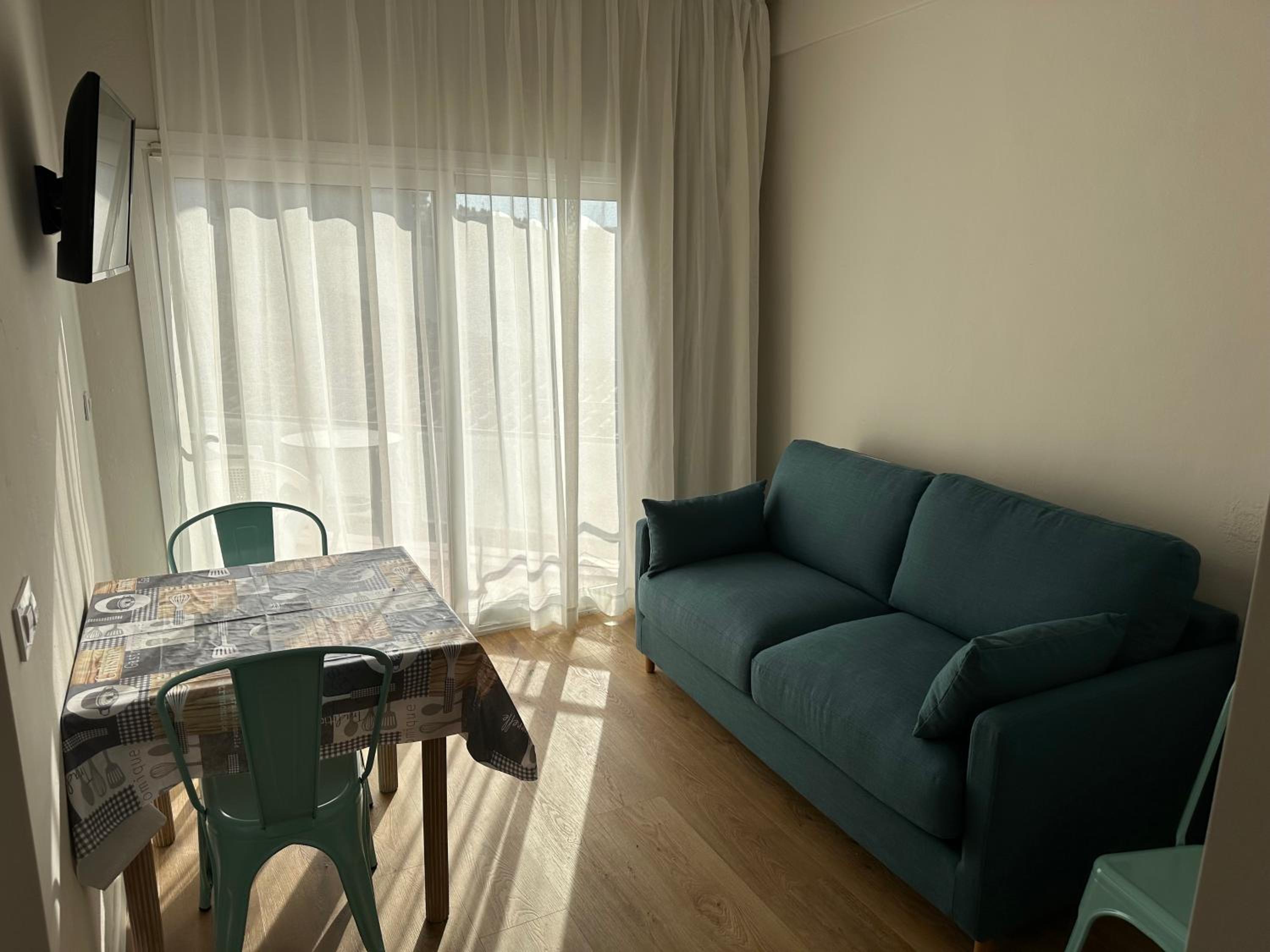 Suite - Photo 1