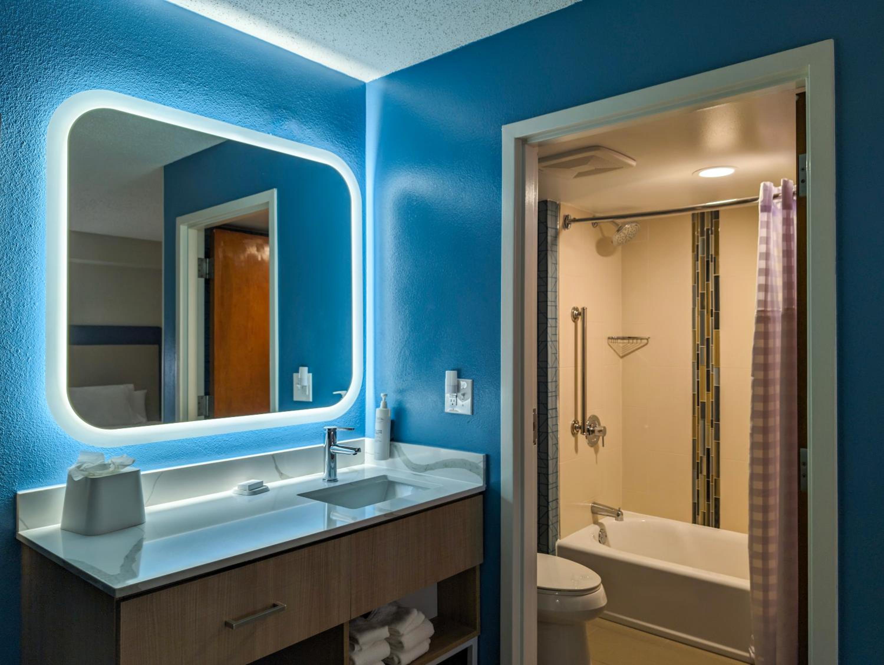 Queen Studio Suite - Photo 14