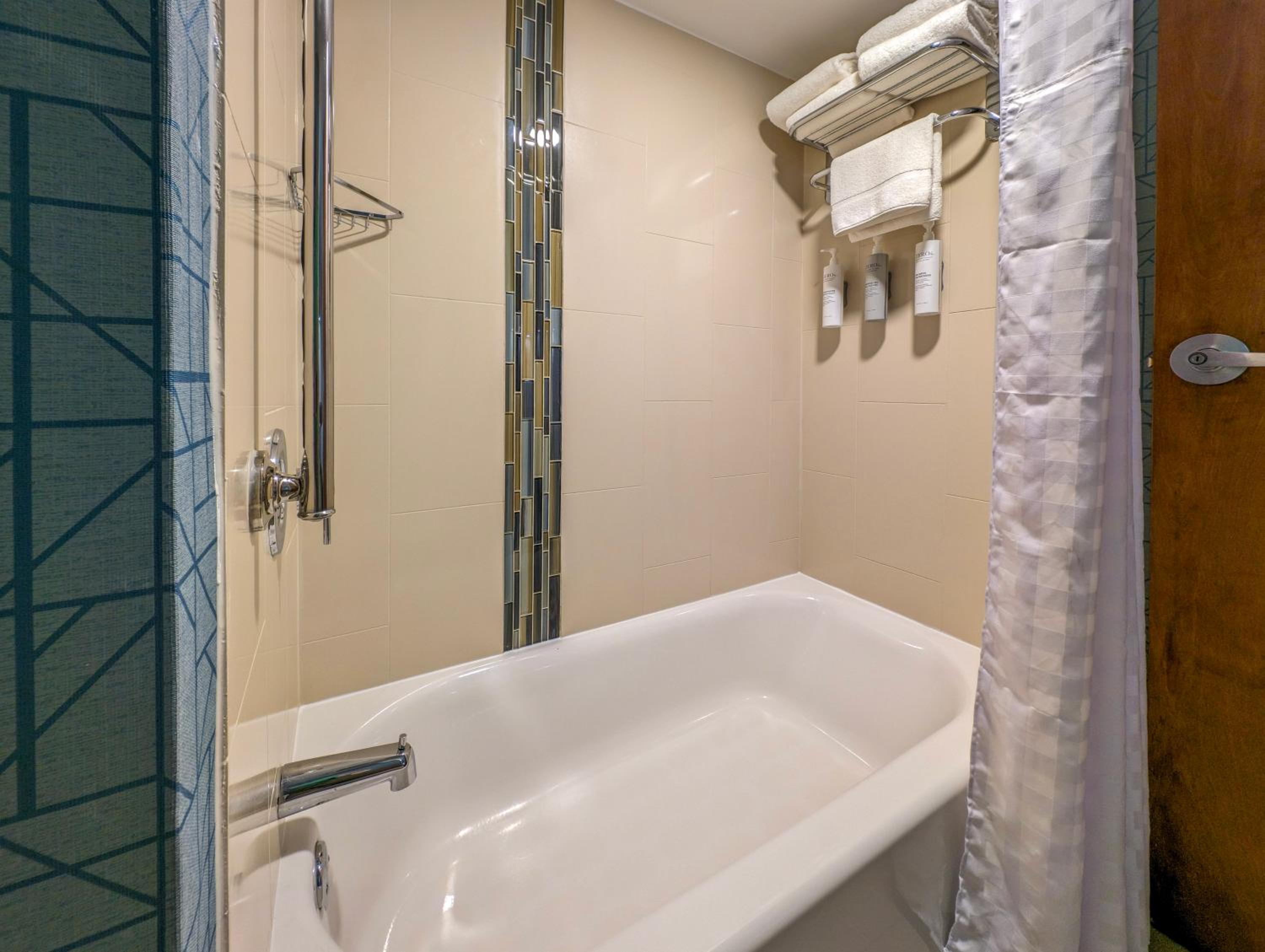 Queen Studio Suite - Photo 2