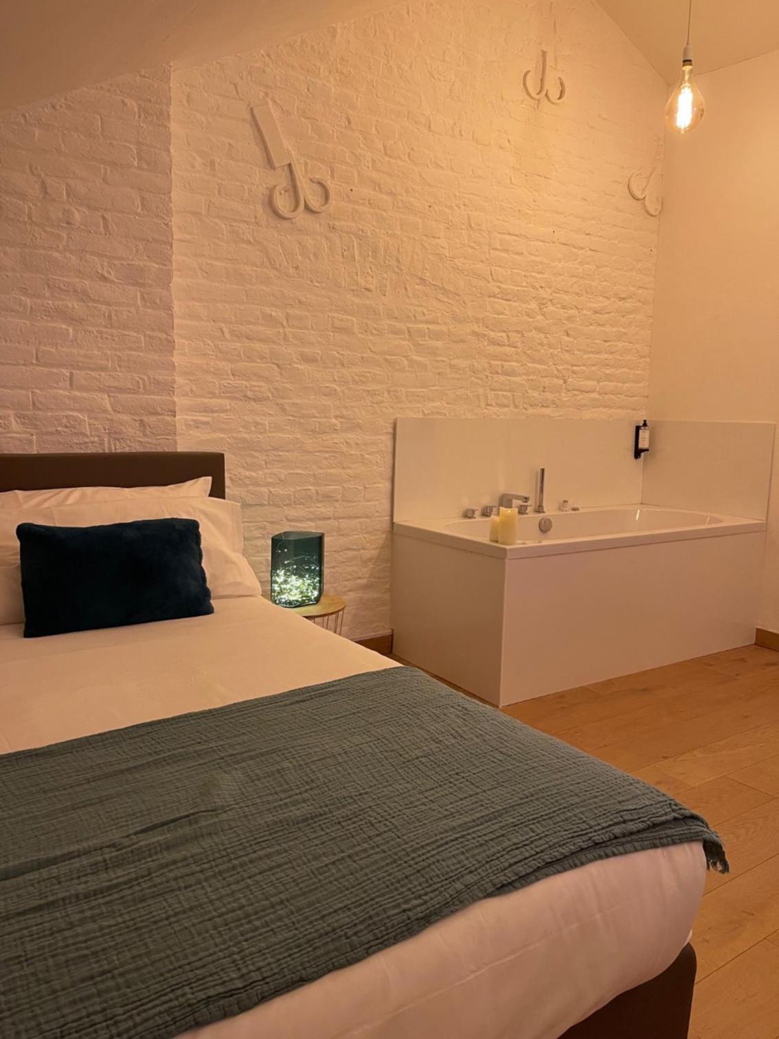 Deluxe King Suite - Photo 2