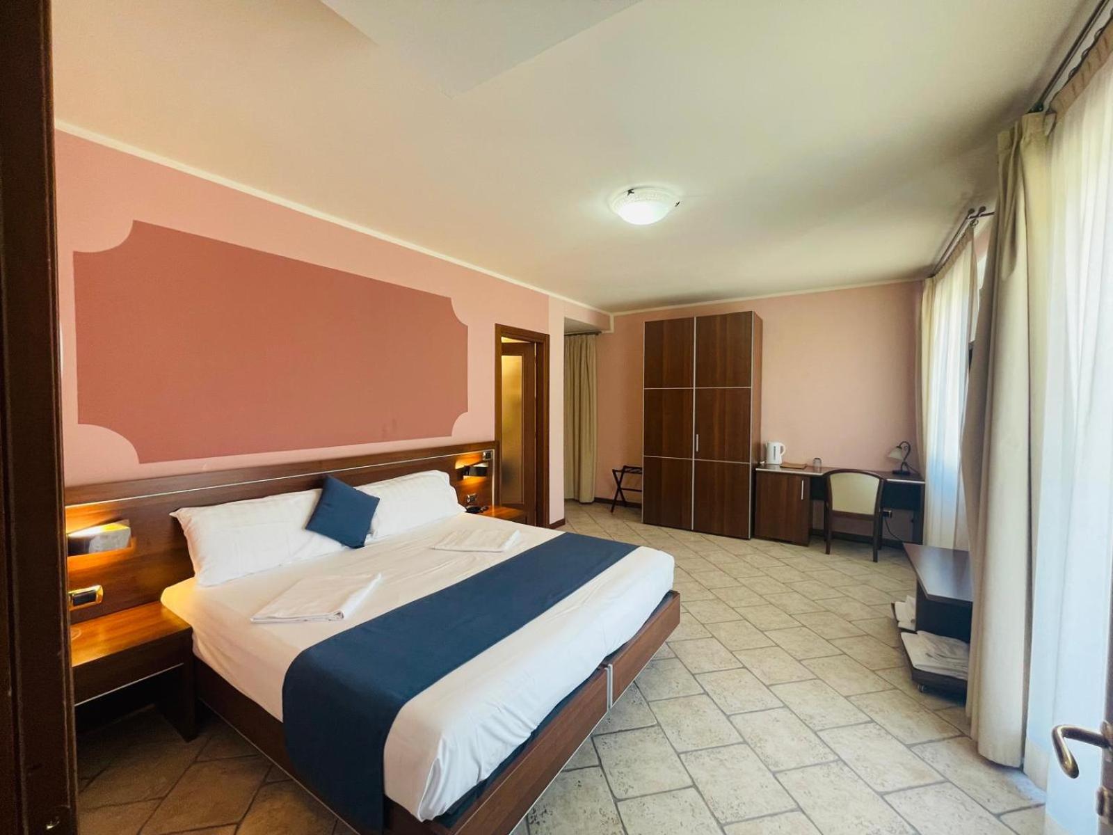 Junior Suite with Lake View - Photo 7