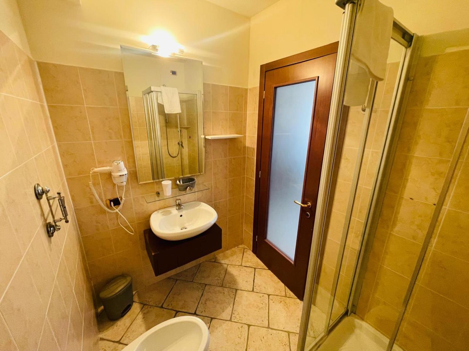 Junior Suite with Lake View - Photo 10